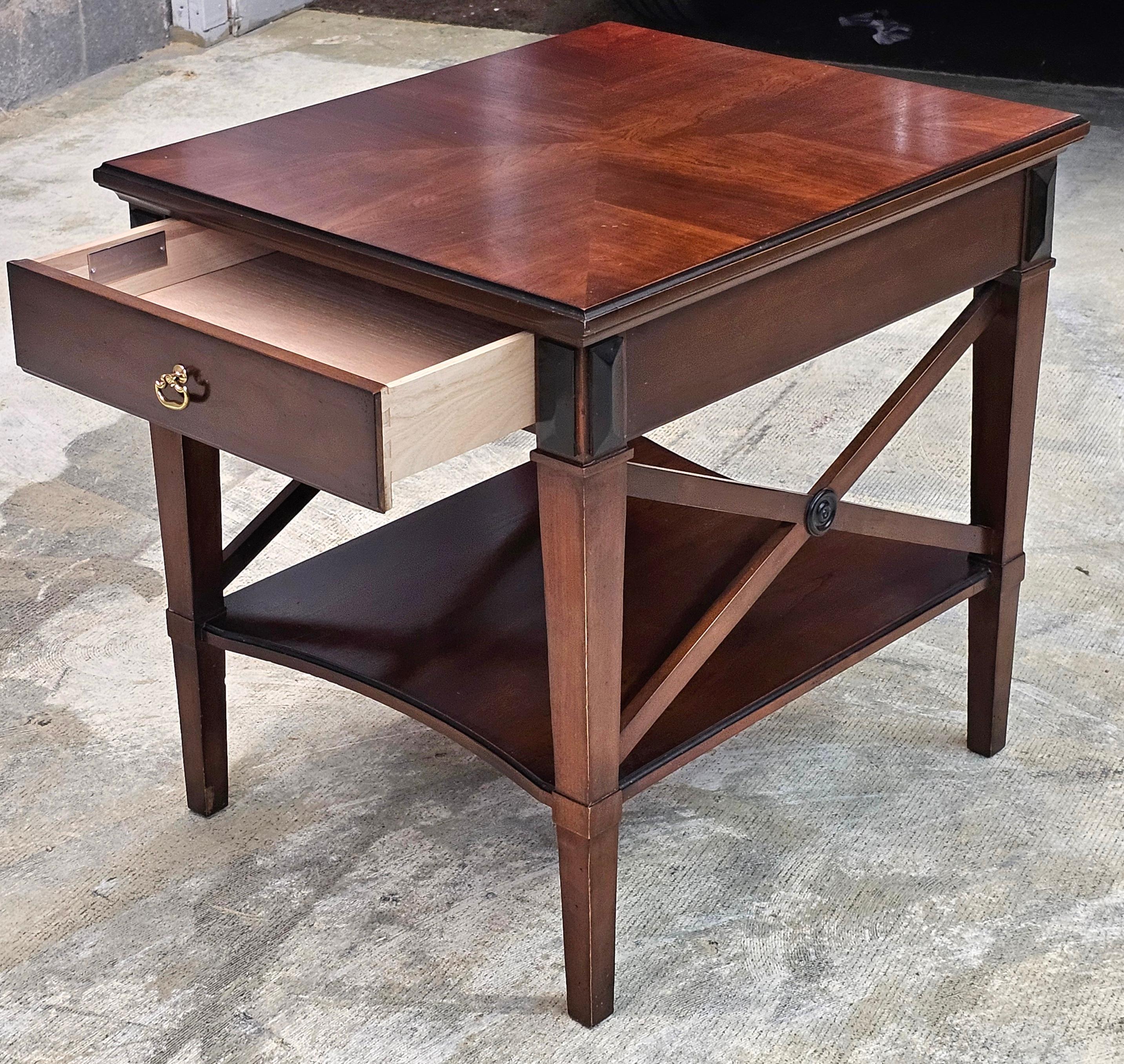 Table d'appoint Hickory Chair Company Bookmatched Fruitwood Stretcher en vente 1
