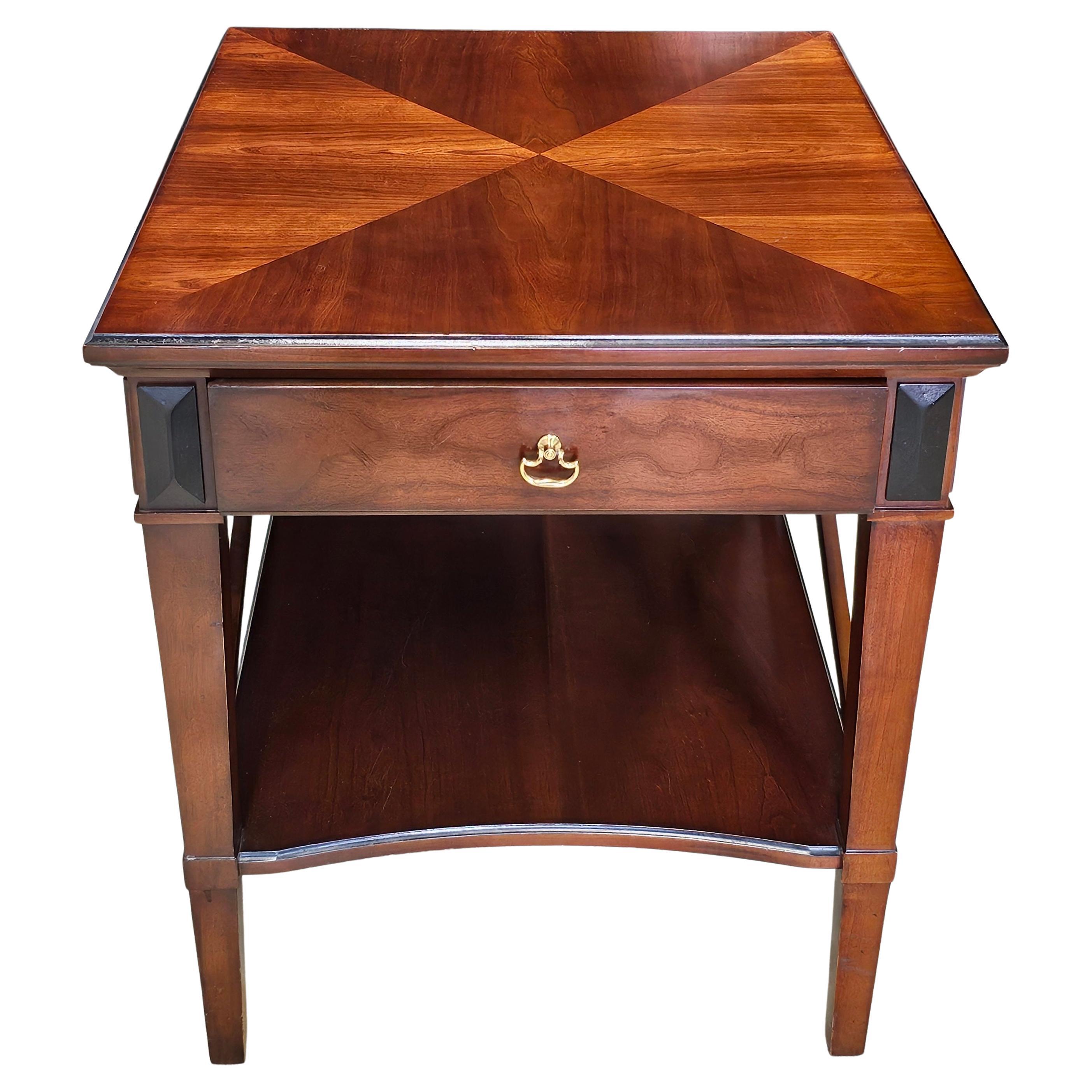 Hickory Chair Company Bookmatched Obstholz Gestufter Stretcher Beistelltisch