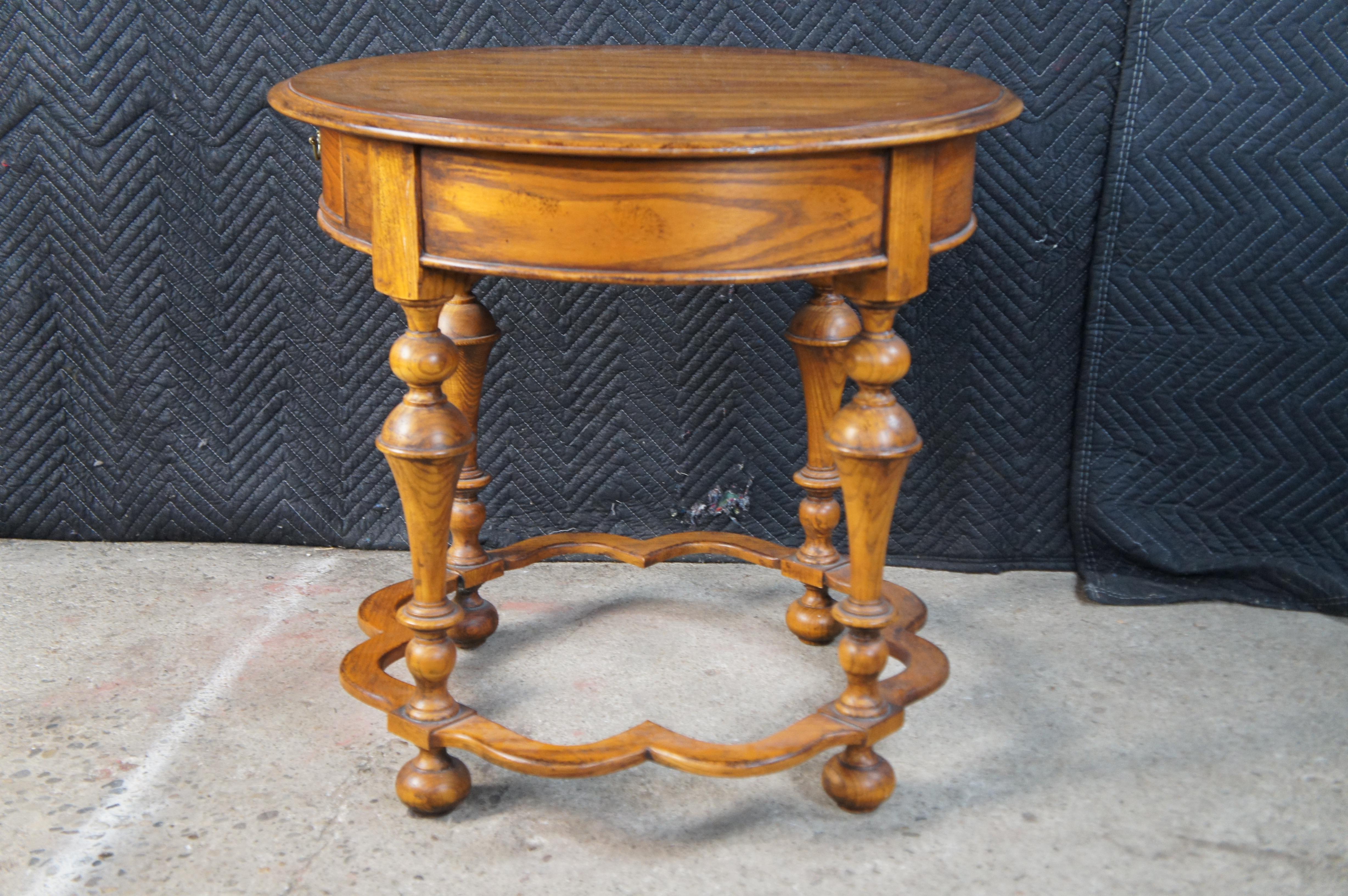 Hickory Chair Company Mesa auxiliar redonda de roble estilo William & Mary 28 pulgadas en venta 3