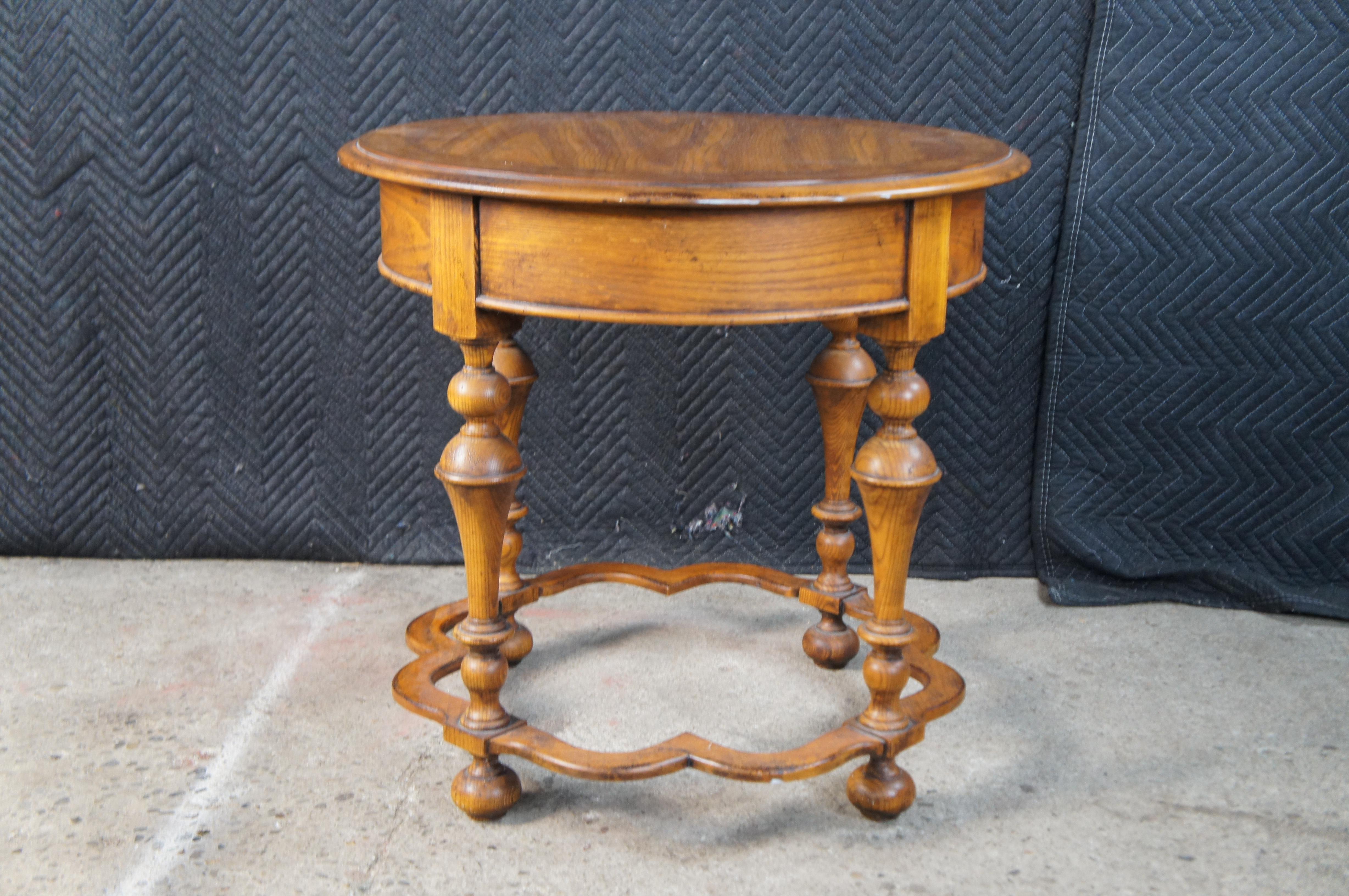Hickory Chair Company Mesa auxiliar redonda de roble estilo William & Mary 28 pulgadas en venta 4