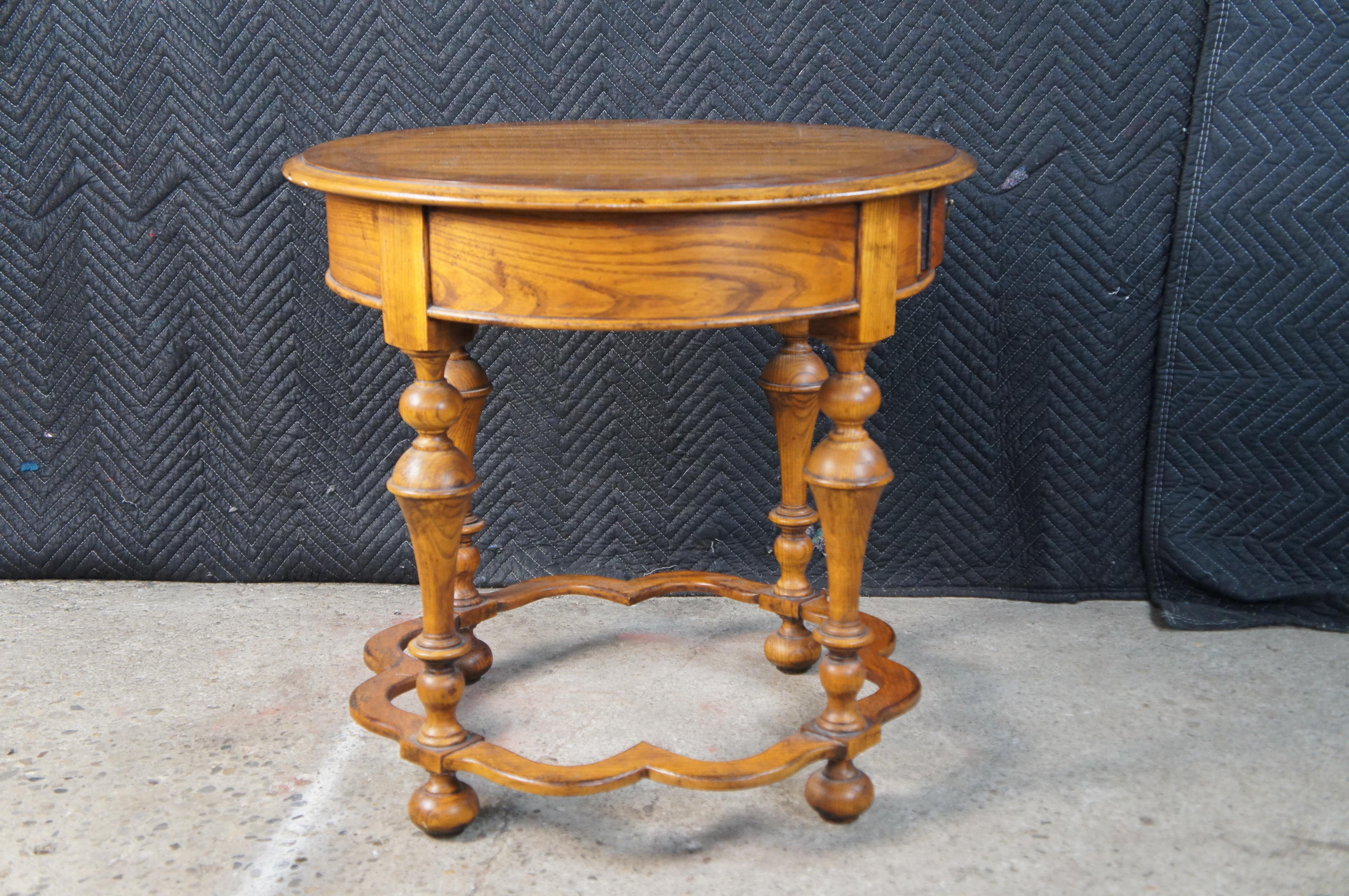 Hickory Chair Company Mesa auxiliar redonda de roble estilo William & Mary 28 pulgadas en venta 5