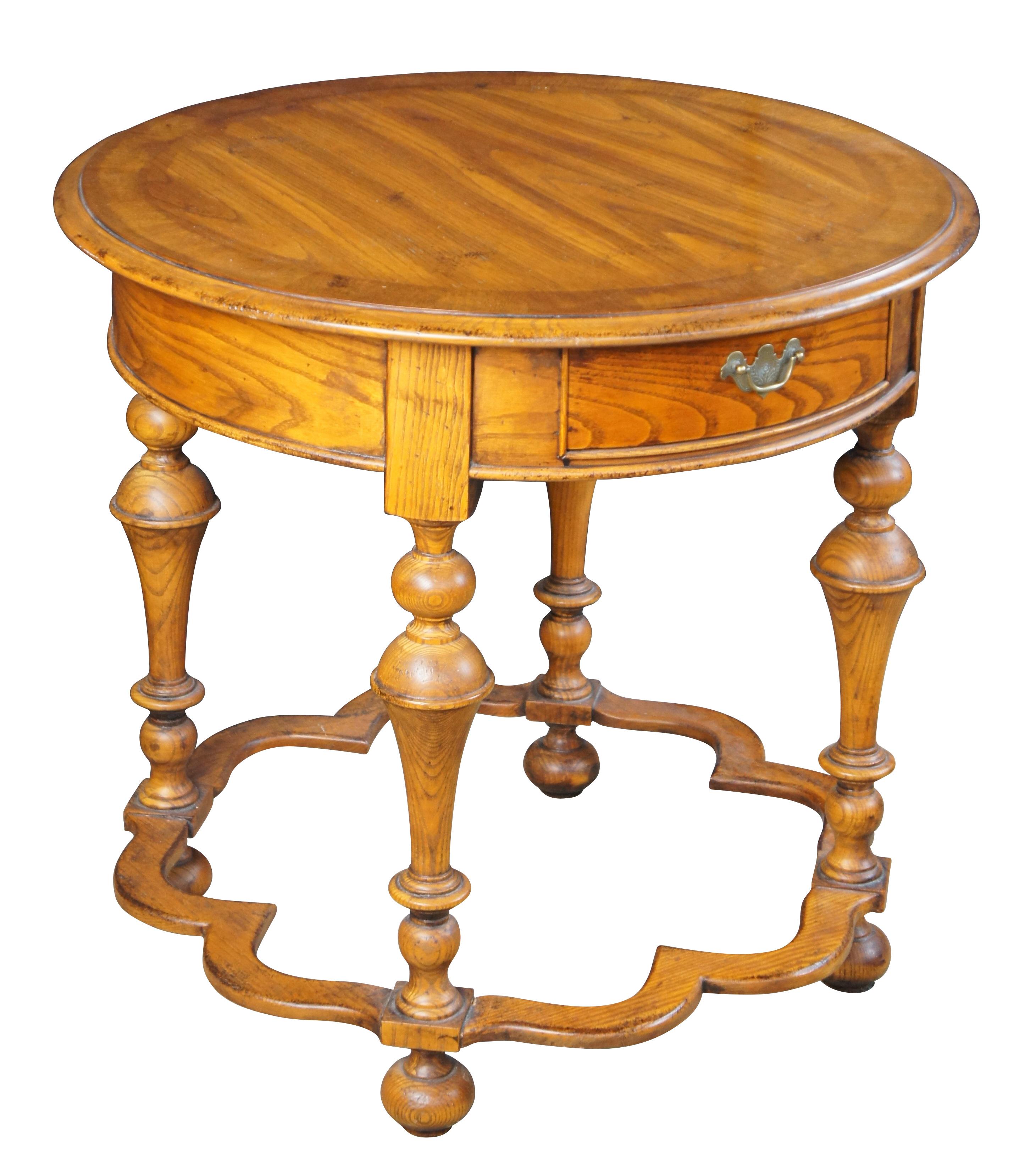 Mesa auxiliar / auxiliar / de centro Vintage Hickory Chair Company.  De madera de roble con forma redonda, un cajón y patas torneadas unidas por una galería serpenteante / estriado.  Alrededor de 1988.

Dimensiones:
28