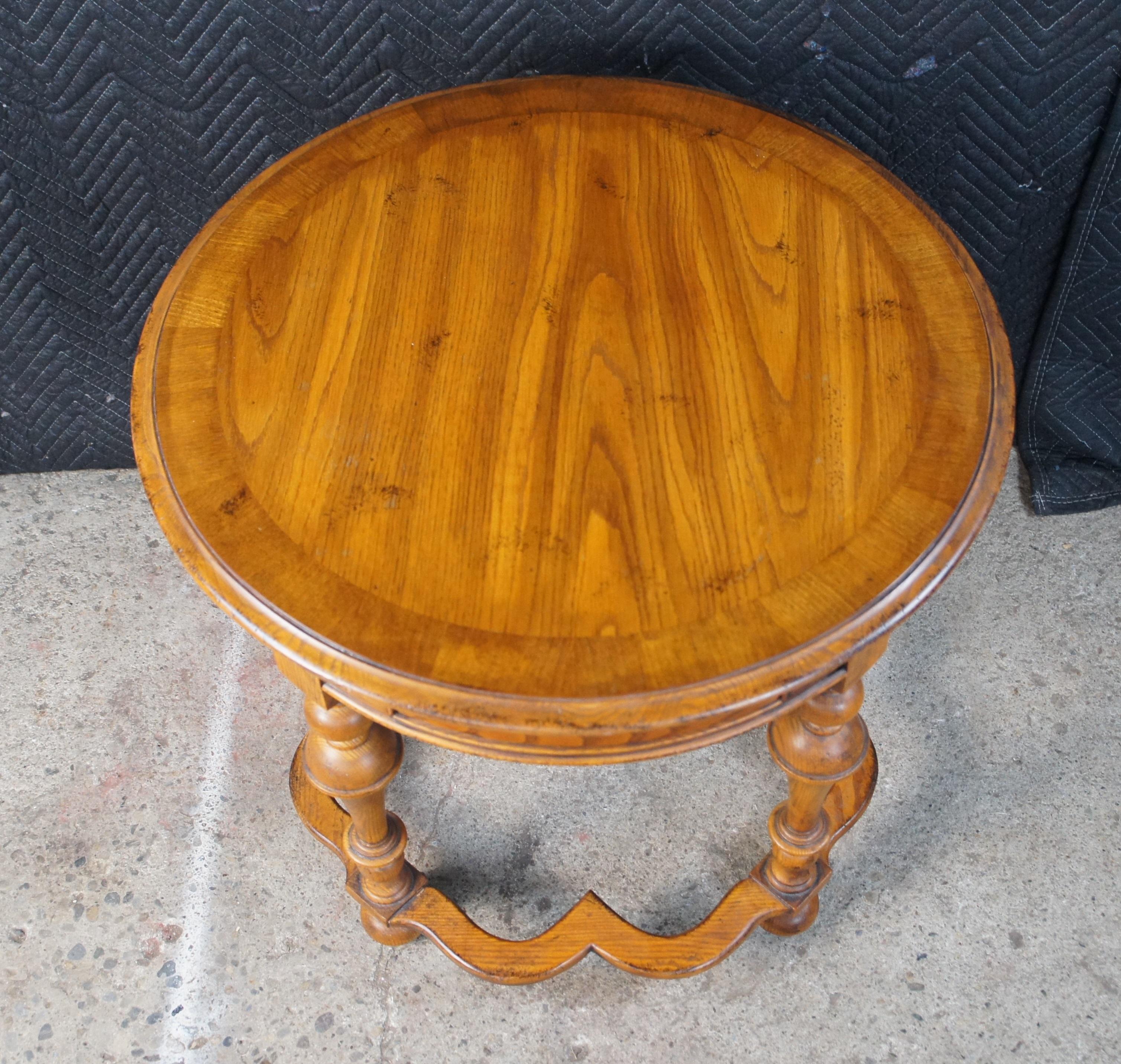 Hickory Chair Company Mesa auxiliar redonda de roble estilo William & Mary 28 pulgadas Estadounidense en venta