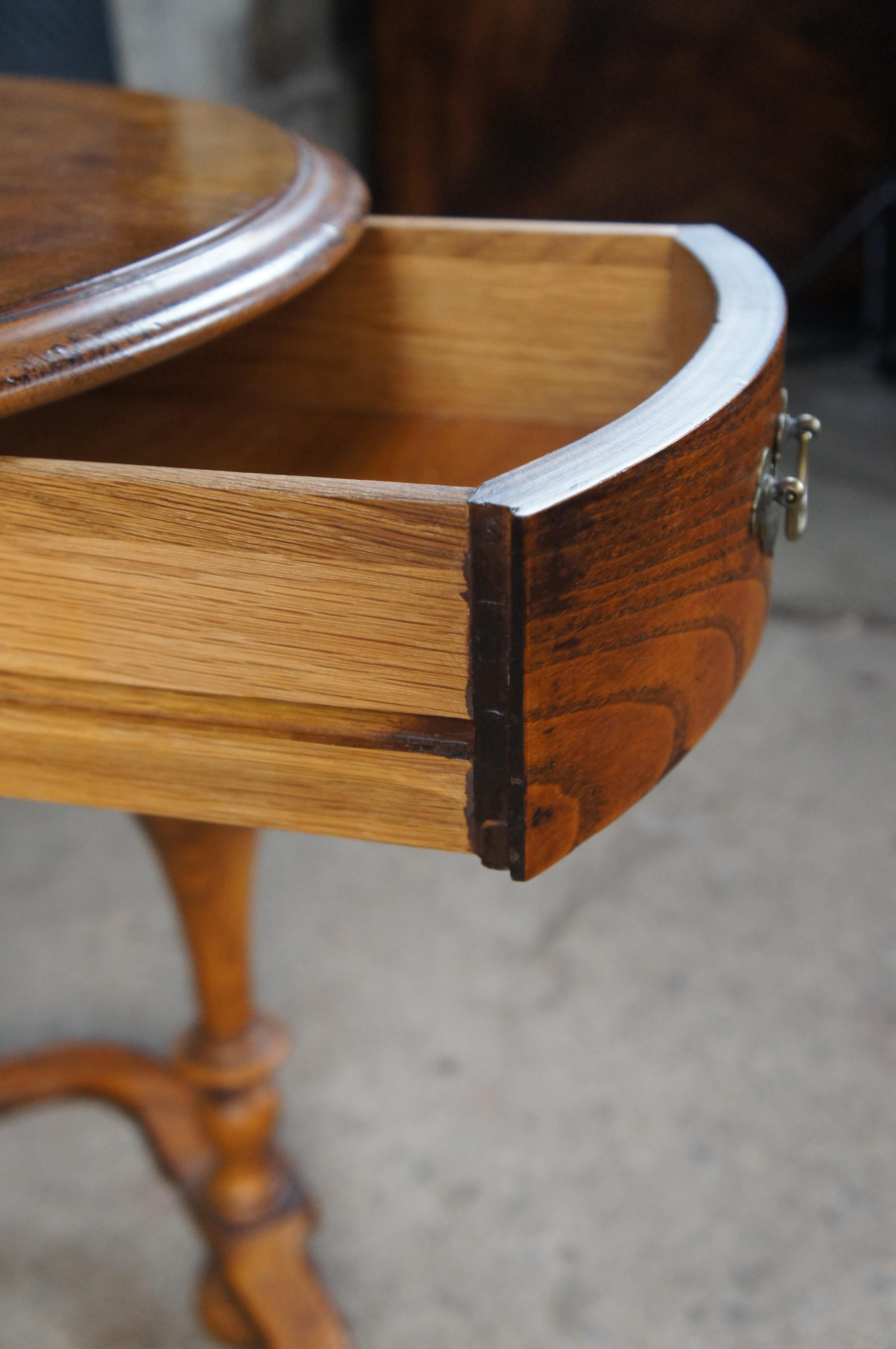 Hickory Chair Company Mesa auxiliar redonda de roble estilo William & Mary 28 pulgadas en Bueno estado para la venta en Dayton, OH