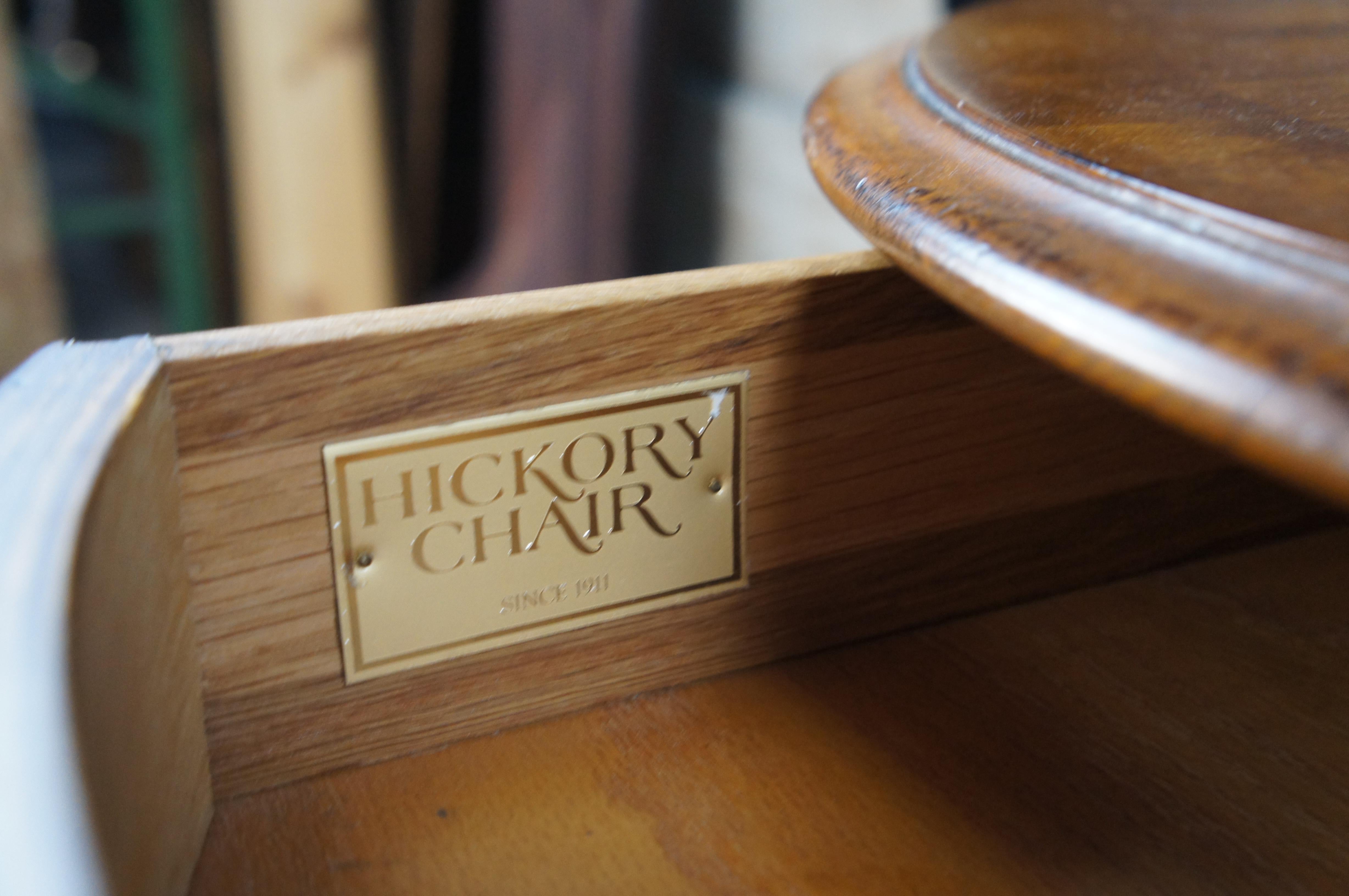 Hickory Chair Company Mesa auxiliar redonda de roble estilo William & Mary 28 pulgadas siglo XX en venta