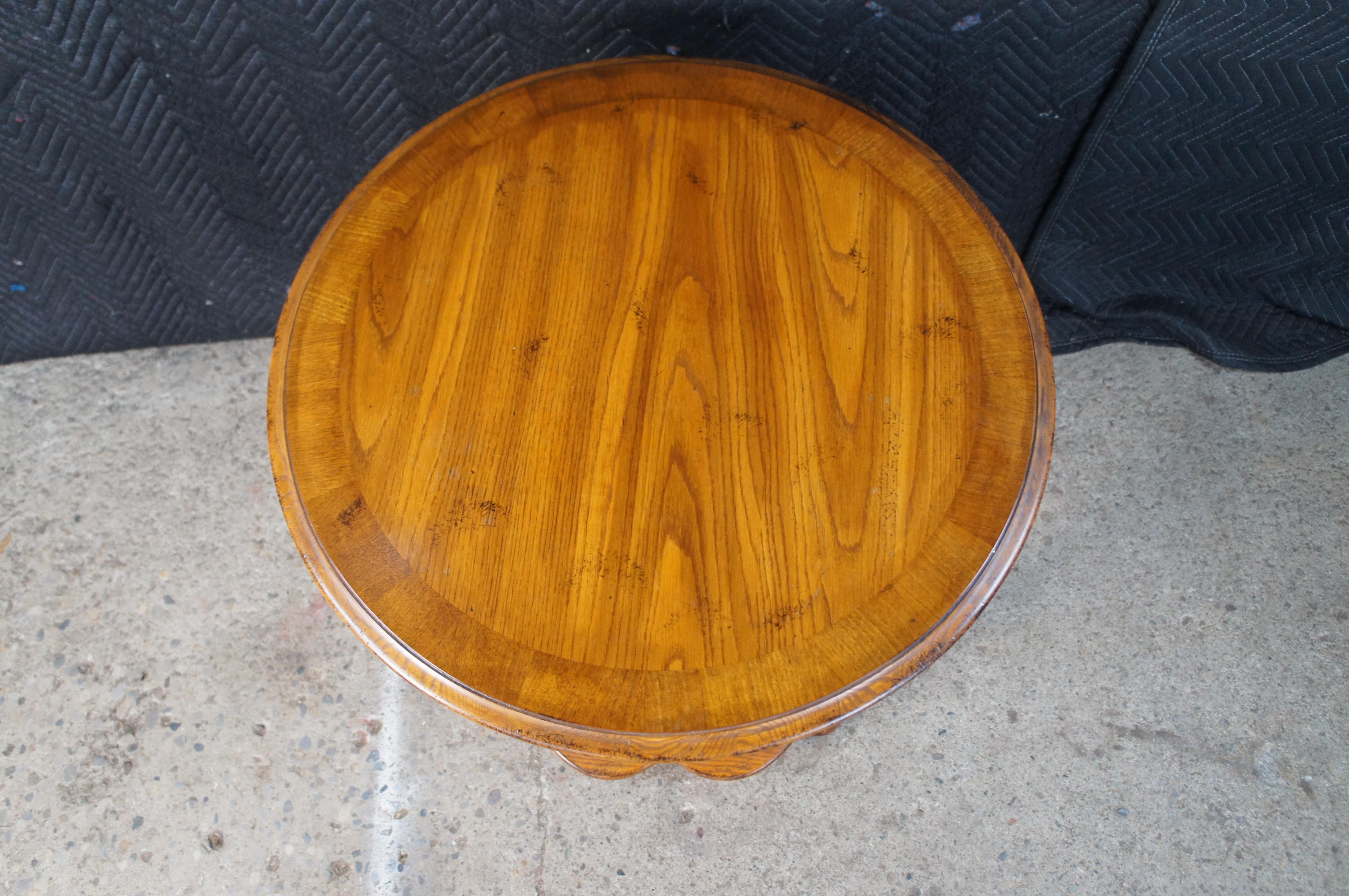 Hickory Chair Company Mesa auxiliar redonda de roble estilo William & Mary 28 pulgadas Latón en venta