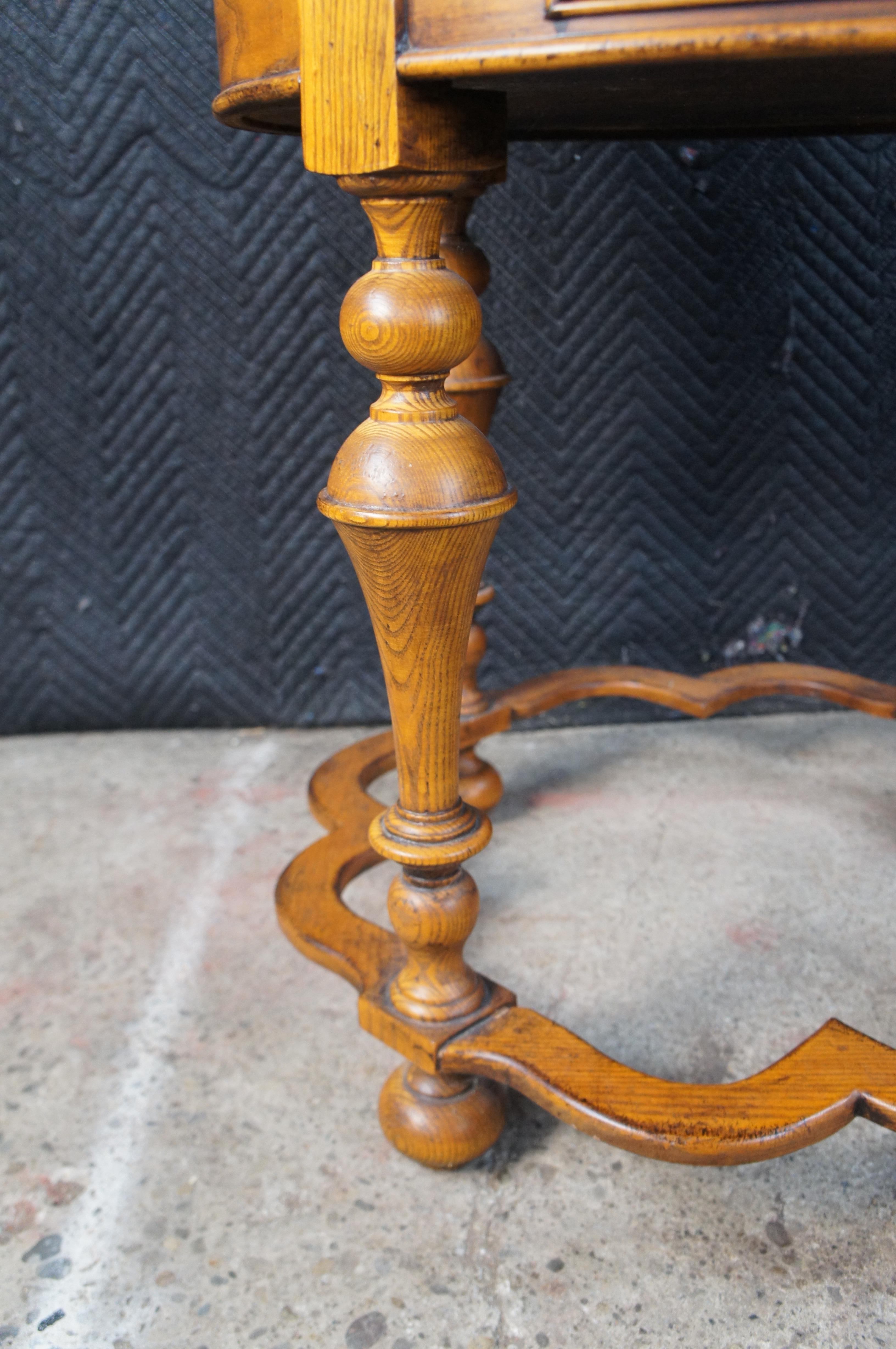 Hickory Chair Company Mesa auxiliar redonda de roble estilo William & Mary 28 pulgadas en venta 1