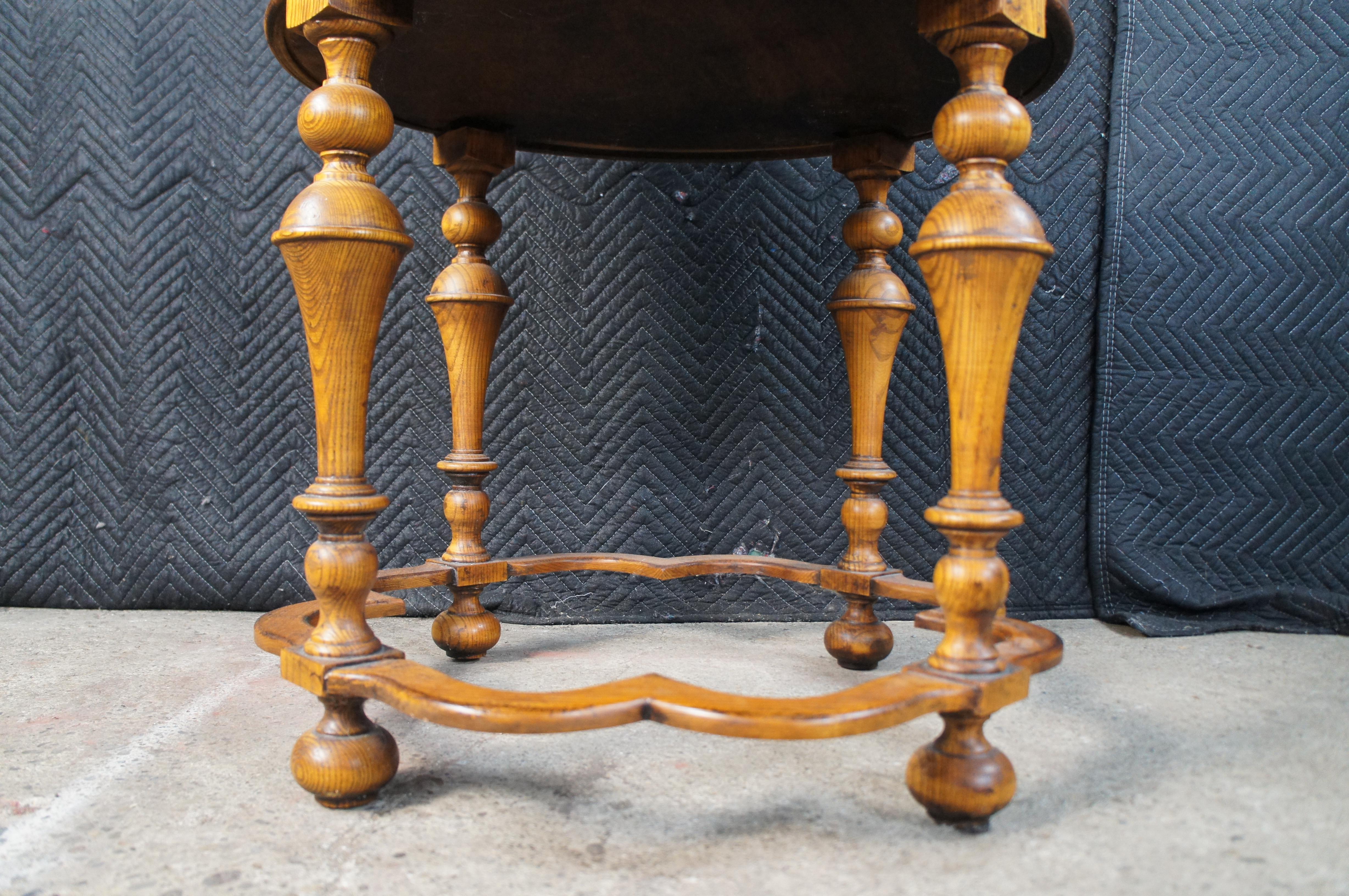 Hickory Chair Company Mesa auxiliar redonda de roble estilo William & Mary 28 pulgadas en venta 2