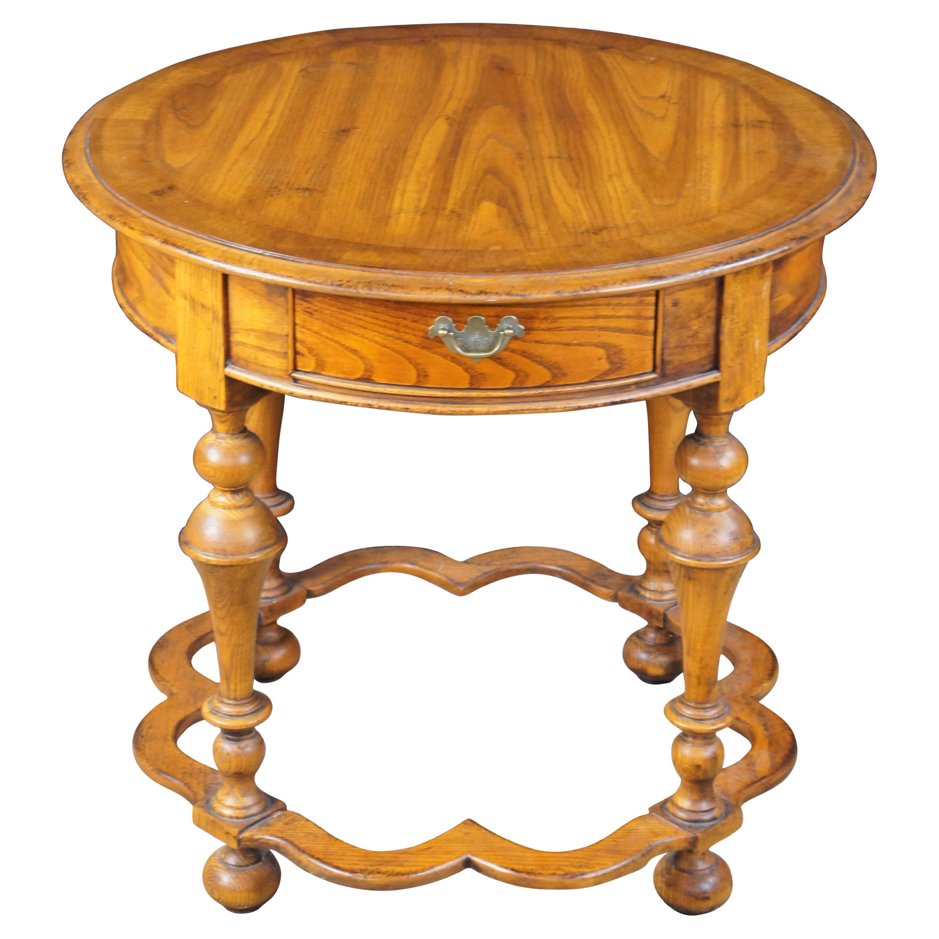 Hickory Chair Company Mesa auxiliar redonda de roble estilo William & Mary 28 pulgadas en venta