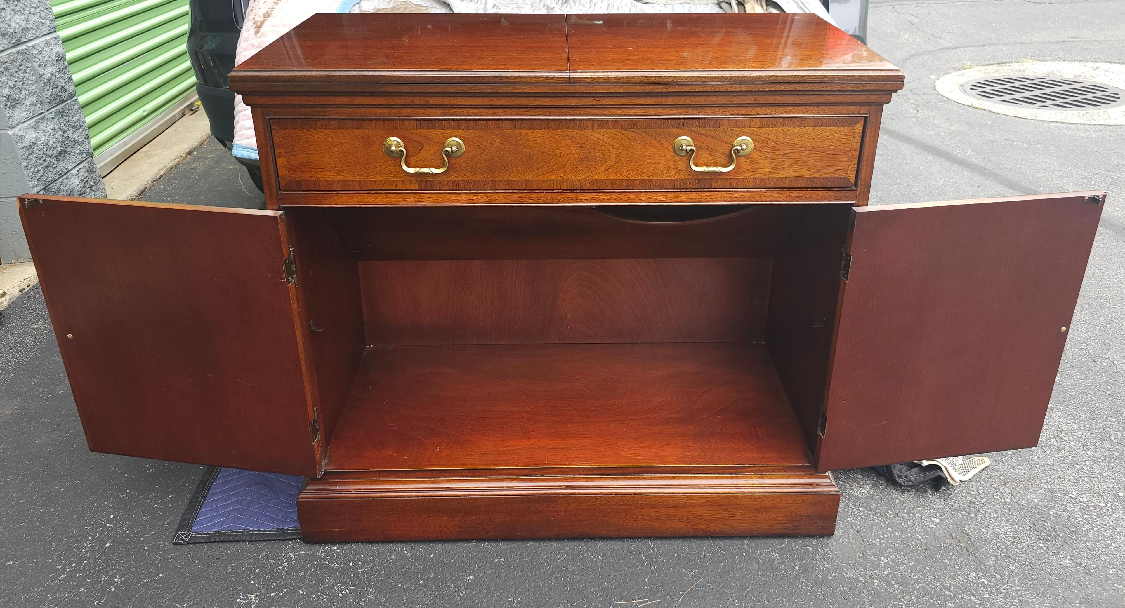 Server Buffet a ribalta in mogano incrociato con sedia Hickory e legno satinato in vendita 3