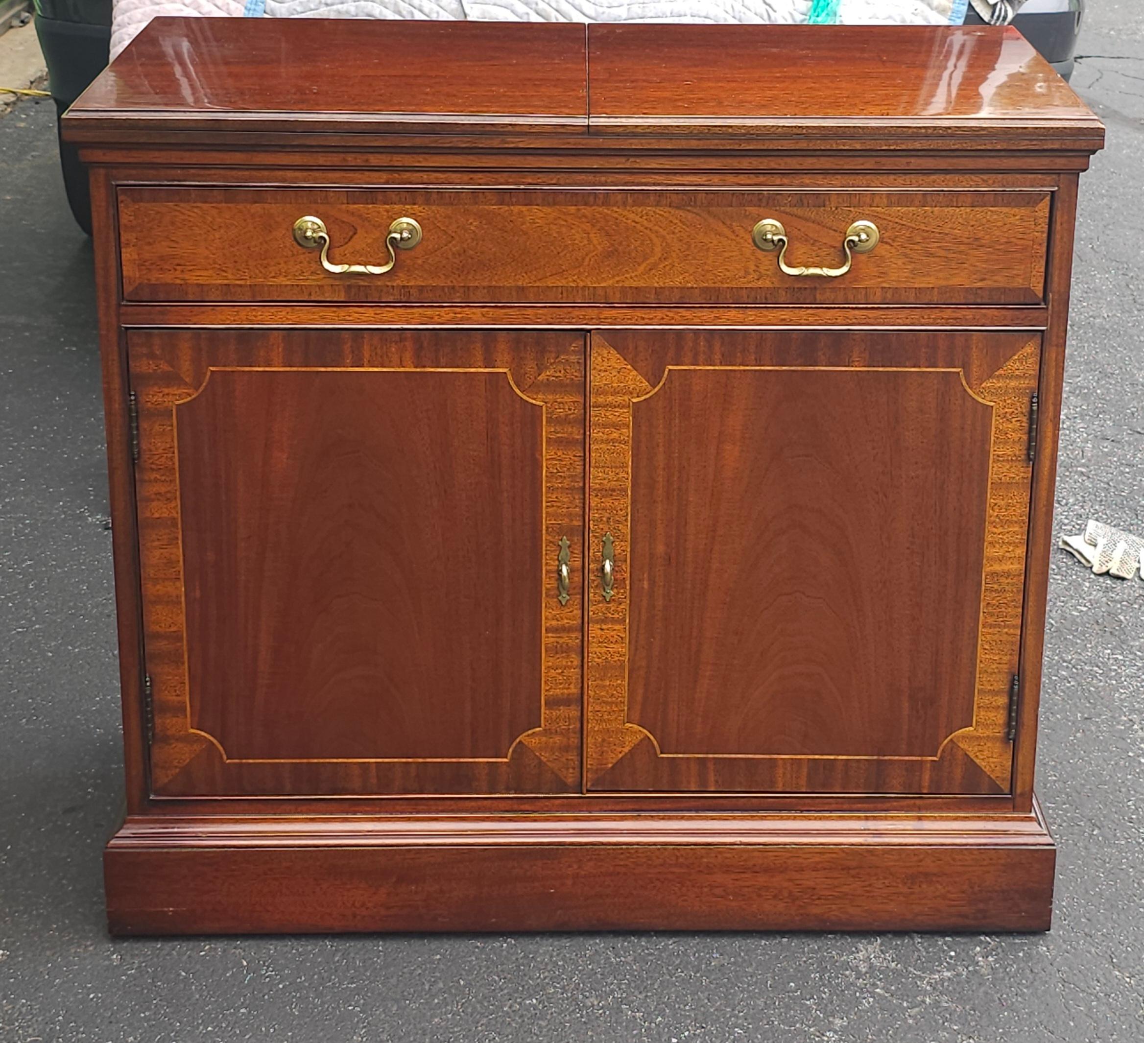 Server Buffet a ribalta in mogano incrociato con sedia Hickory e legno satinato in vendita 4