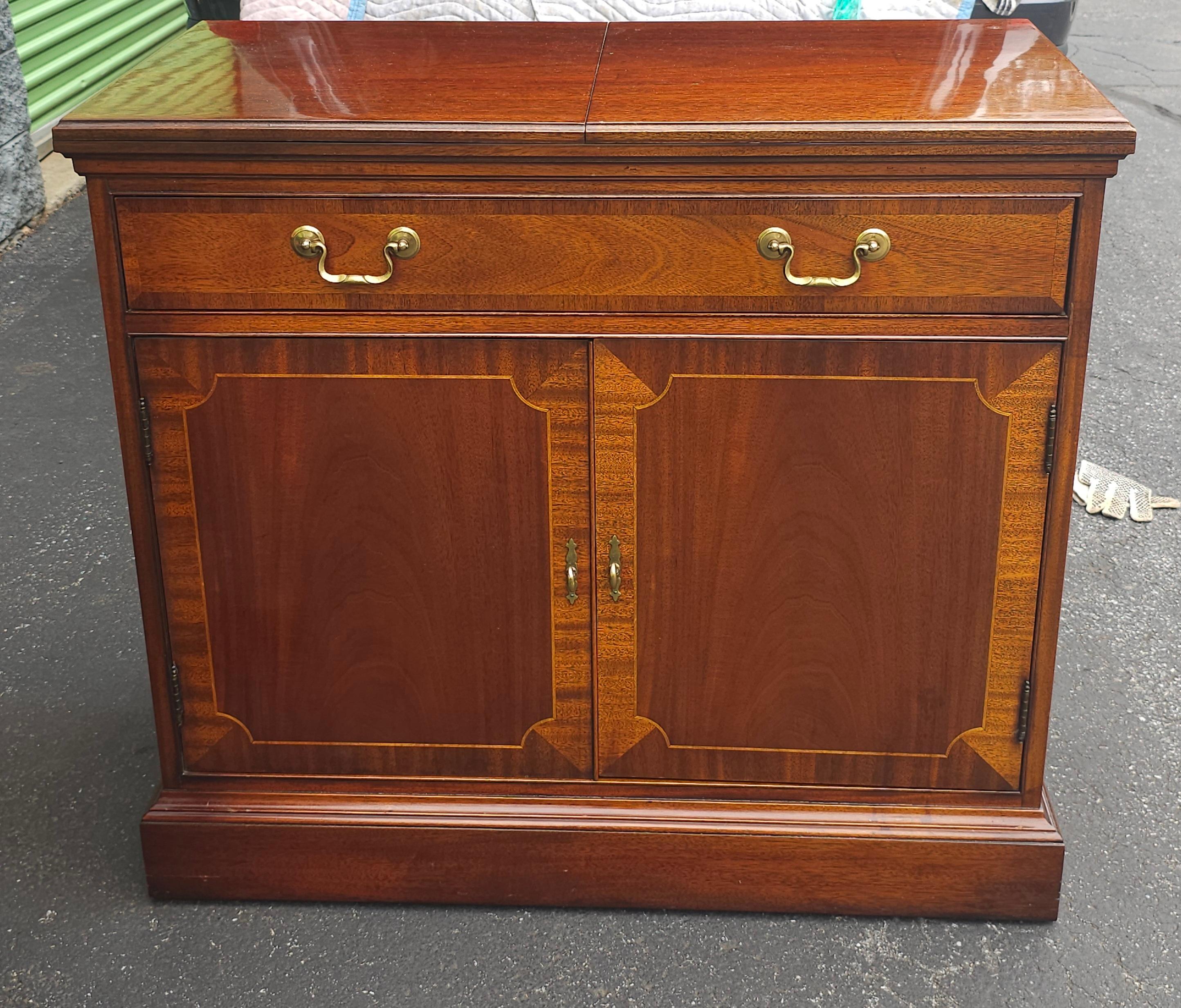 Server Buffet a ribalta in mogano incrociato con sedia Hickory e legno satinato in vendita 5