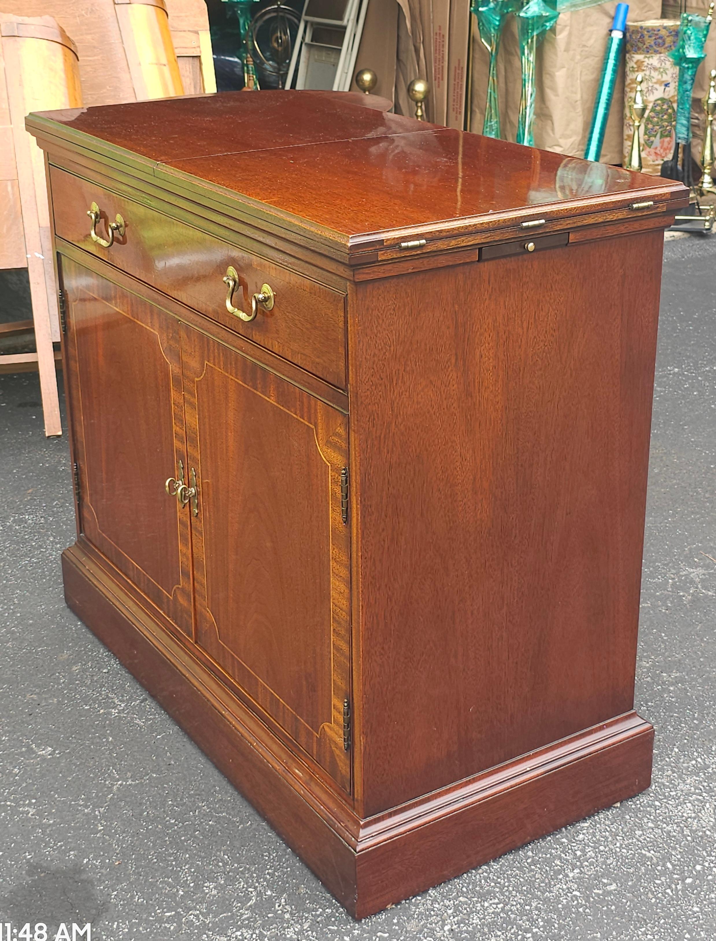 Server Buffet a ribalta in mogano incrociato con sedia Hickory e legno satinato in vendita 6