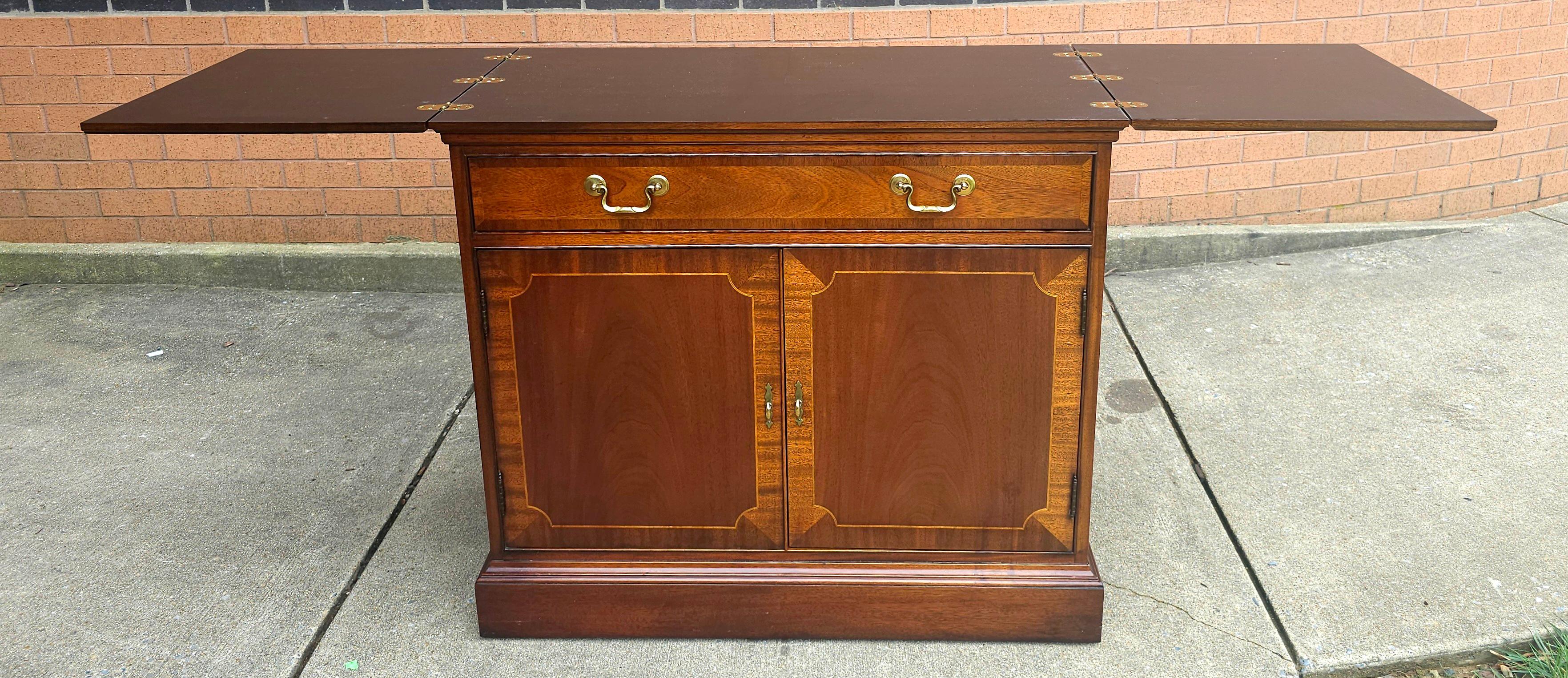 Georgiano Server Buffet a ribalta in mogano incrociato con sedia Hickory e legno satinato in vendita