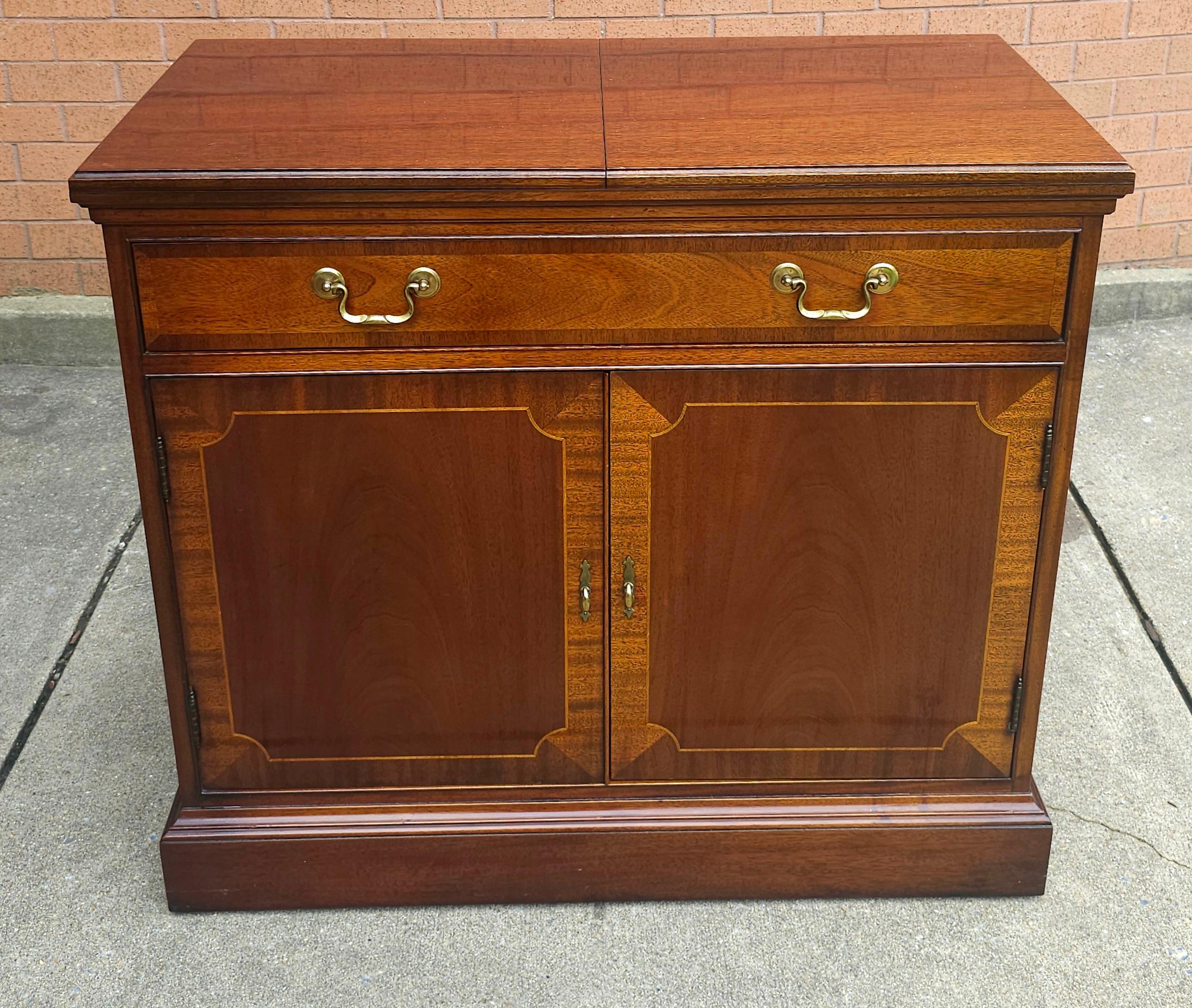 Americano Server Buffet a ribalta in mogano incrociato con sedia Hickory e legno satinato in vendita
