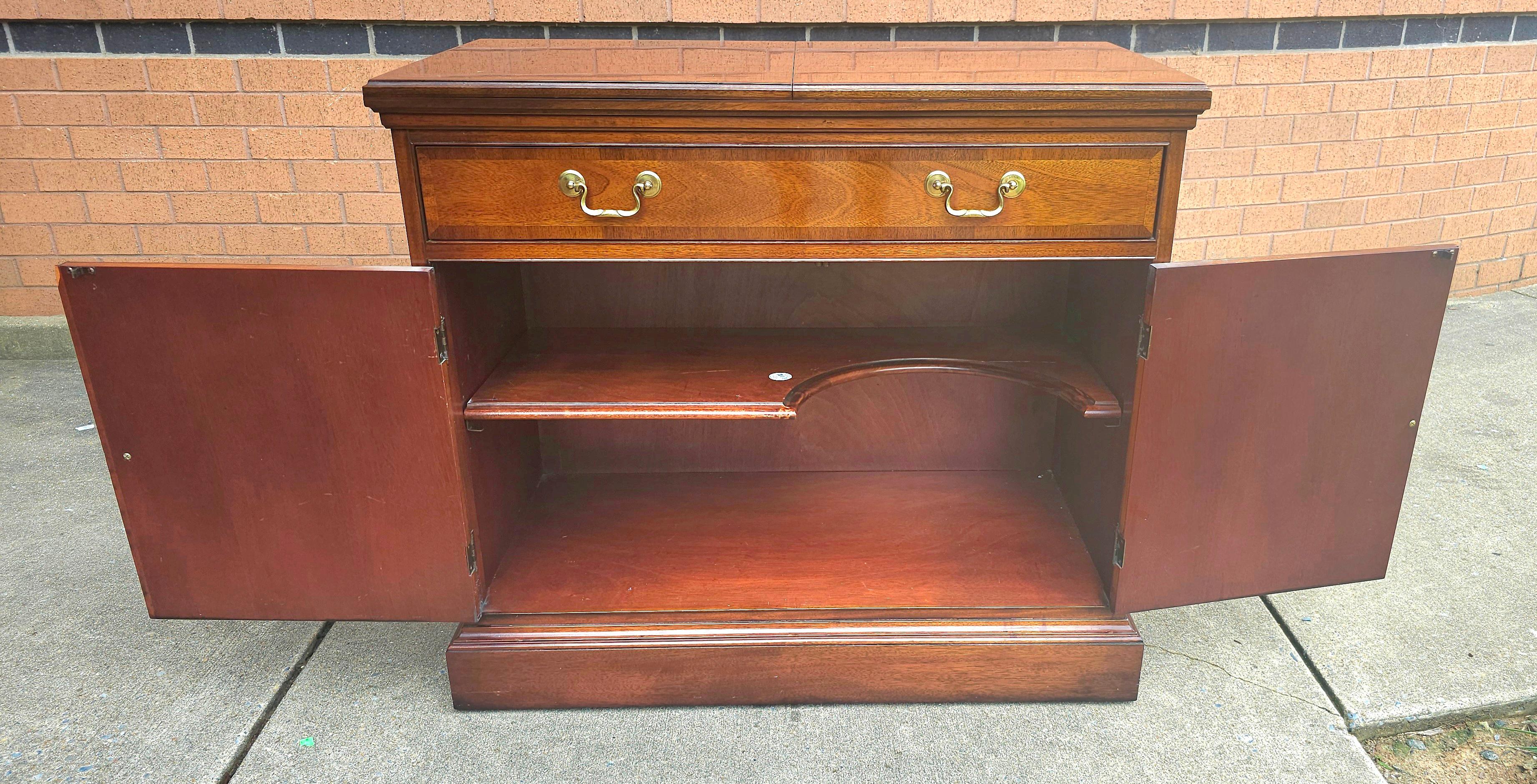 Server Buffet a ribalta in mogano incrociato con sedia Hickory e legno satinato In condizioni buone in vendita a Germantown, MD