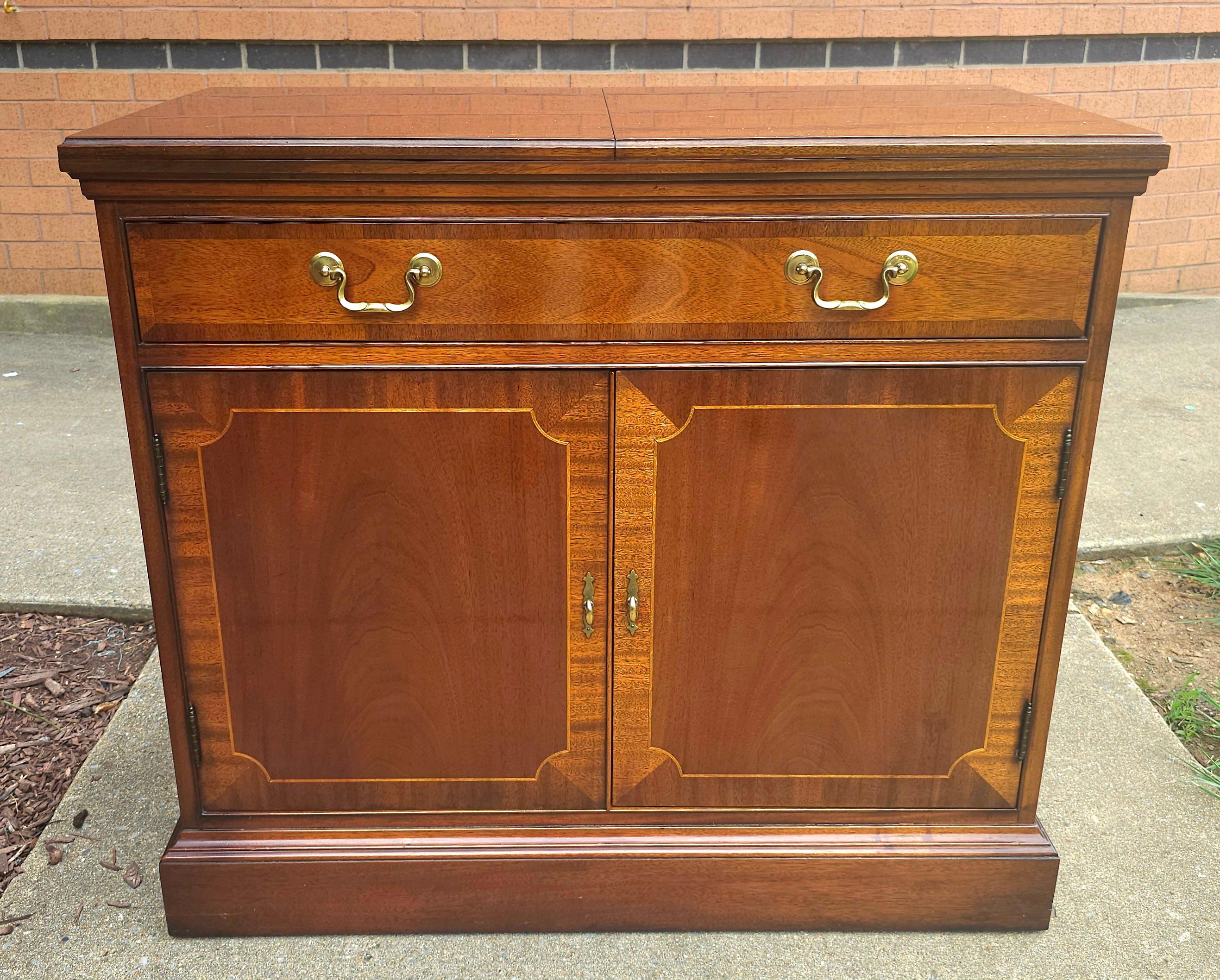 Server Buffet a ribalta in mogano incrociato con sedia Hickory e legno satinato in vendita 1