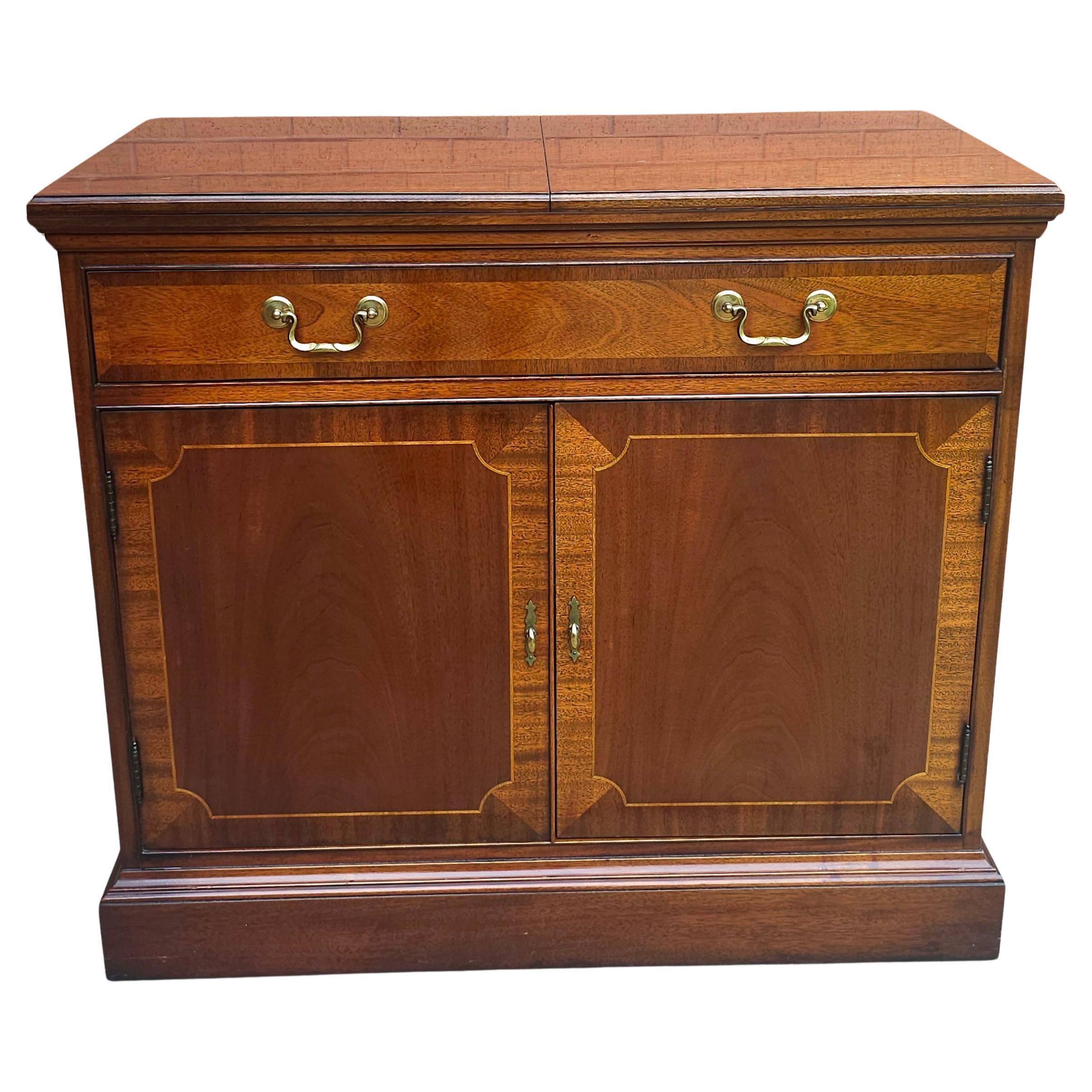 Server Buffet a ribalta in mogano incrociato con sedia Hickory e legno satinato