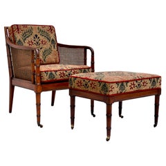 Ensemble chaise Hickory et pouf cannés en faux bambou de style Regency