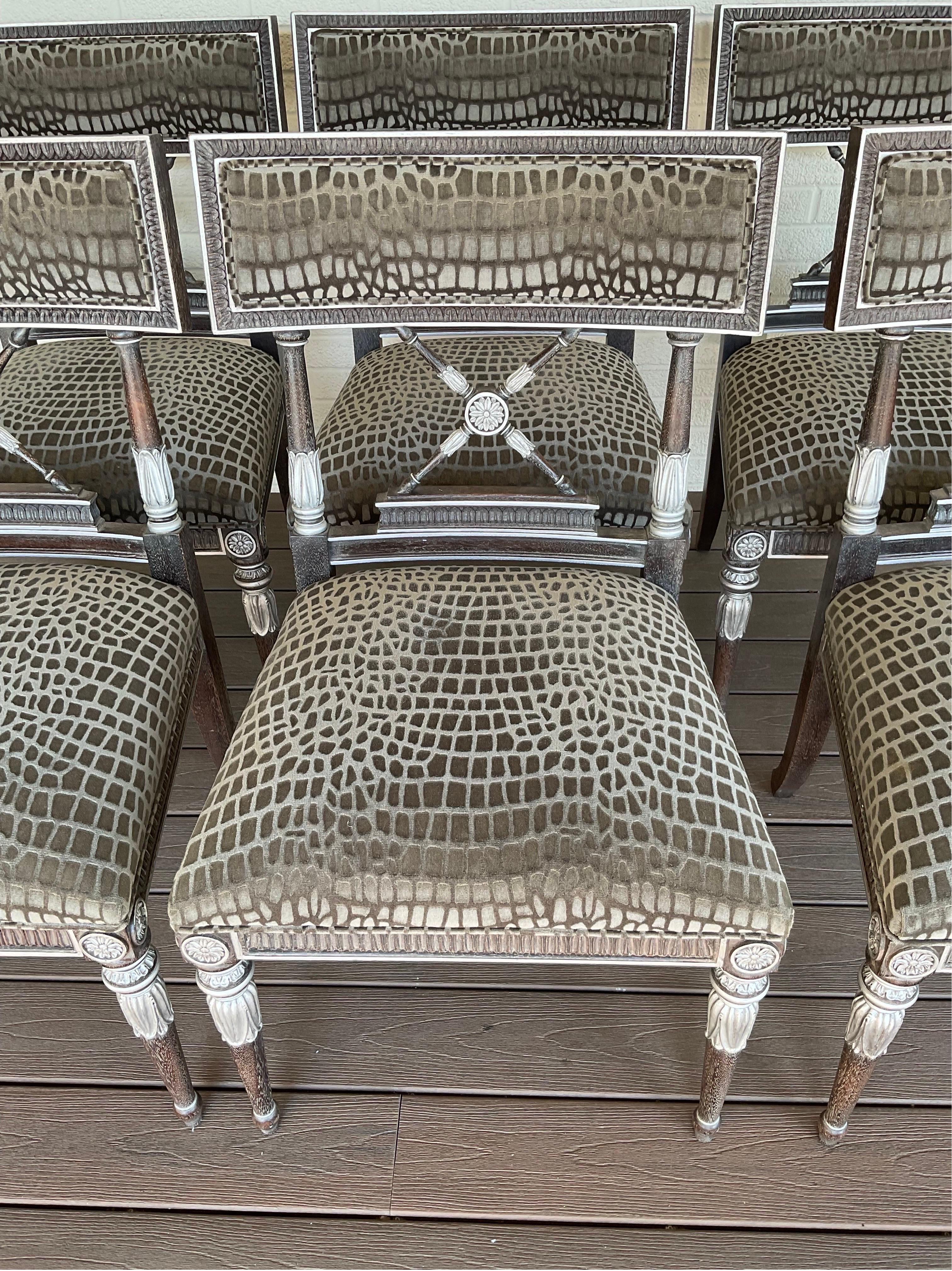 Gustavien Chaises de salle à manger cérusées néoclassiques de style gustavien Hickory Furniture Co en vente