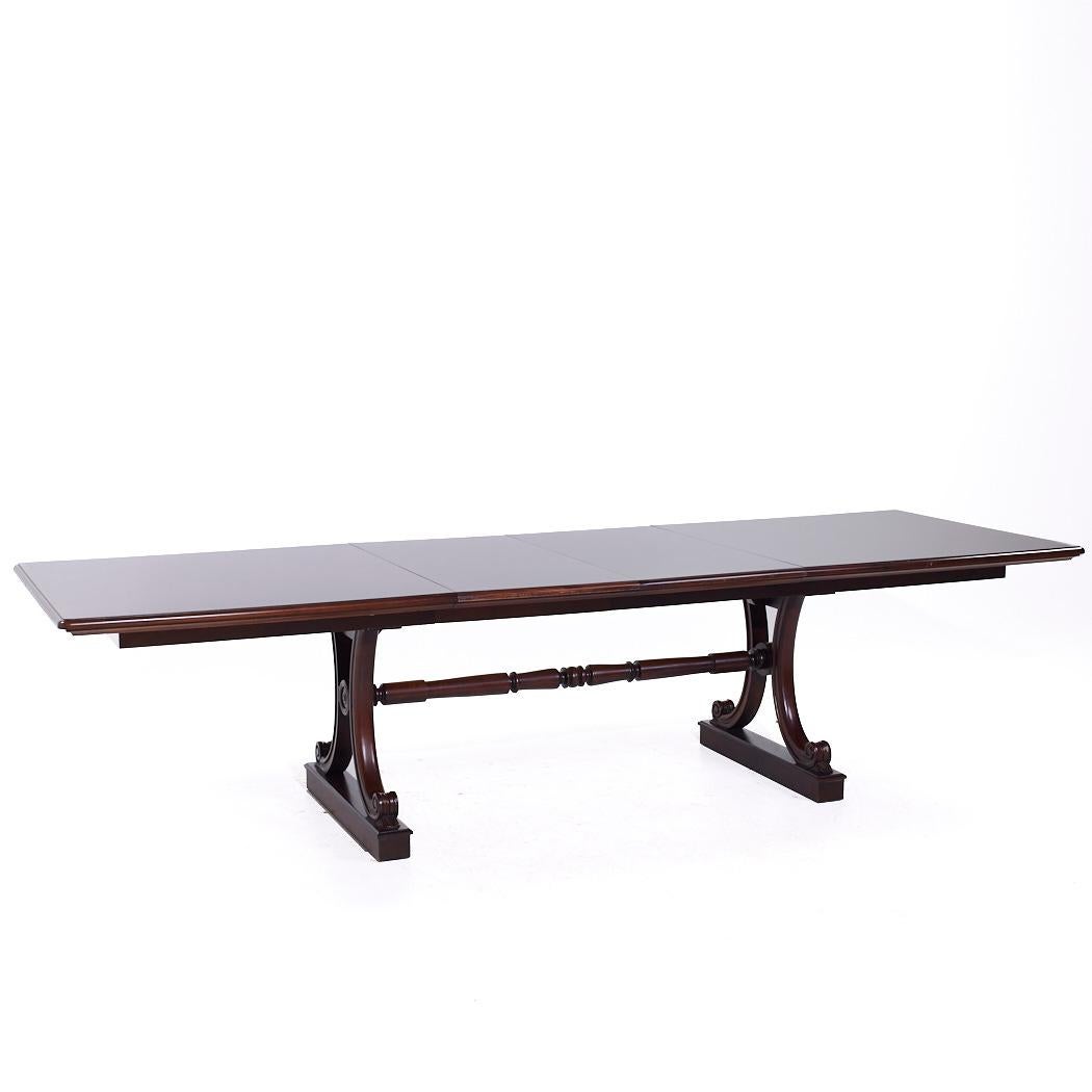 Noyer Table de salle à manger à tréteaux extensible Hickory Chair Furniture Company en vente