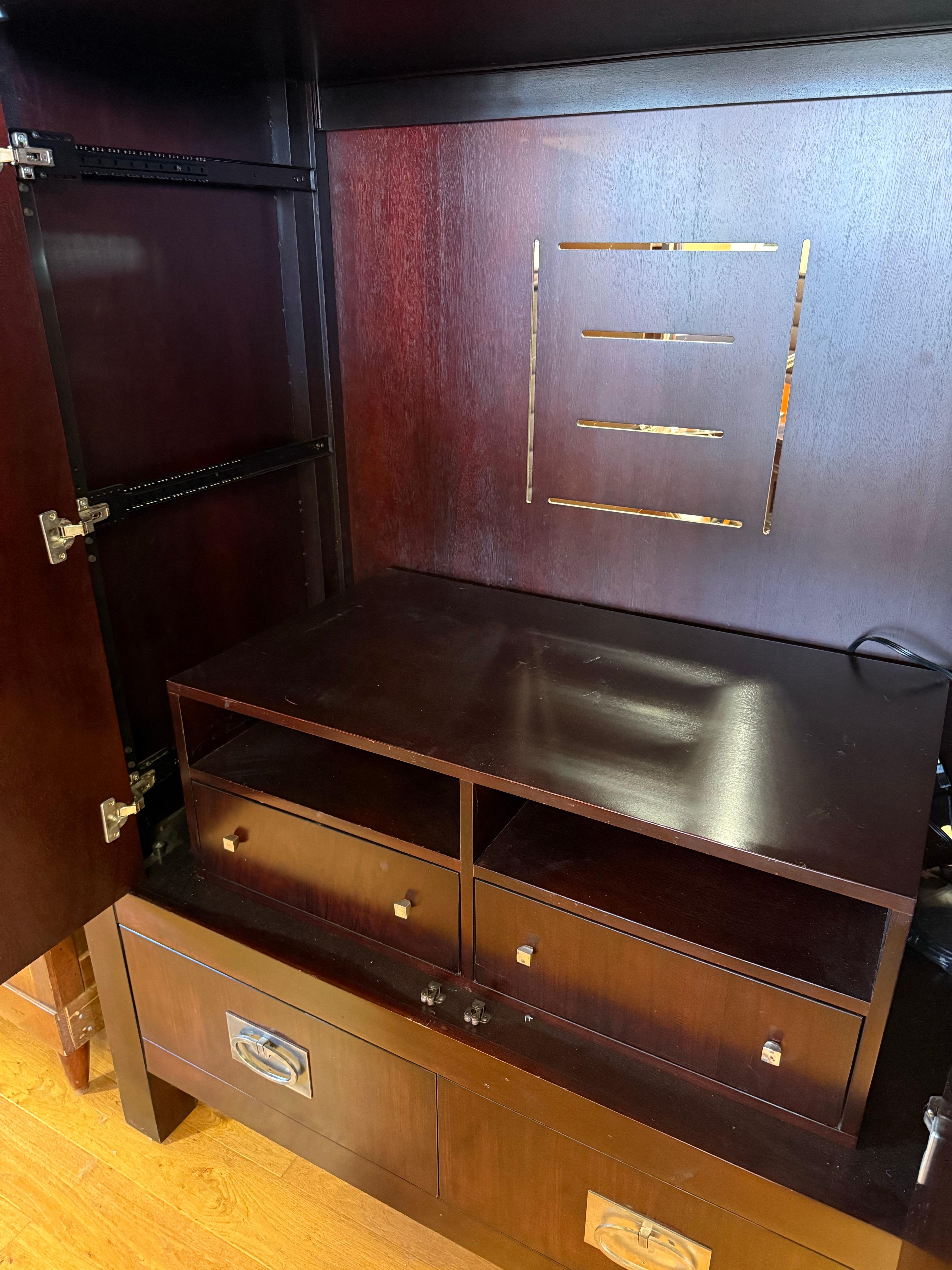 Der von Thomas O'Brien für Hickory Chair entworfene, wunderschön gearbeitete Medien- und Kleiderschrank bringt Raffinesse in Ihren Wohnbereich.  Das hübsche Mahagoni-Finish und der Zustand machen ihn zur perfekten Ergänzung für jedes Zuhause. 