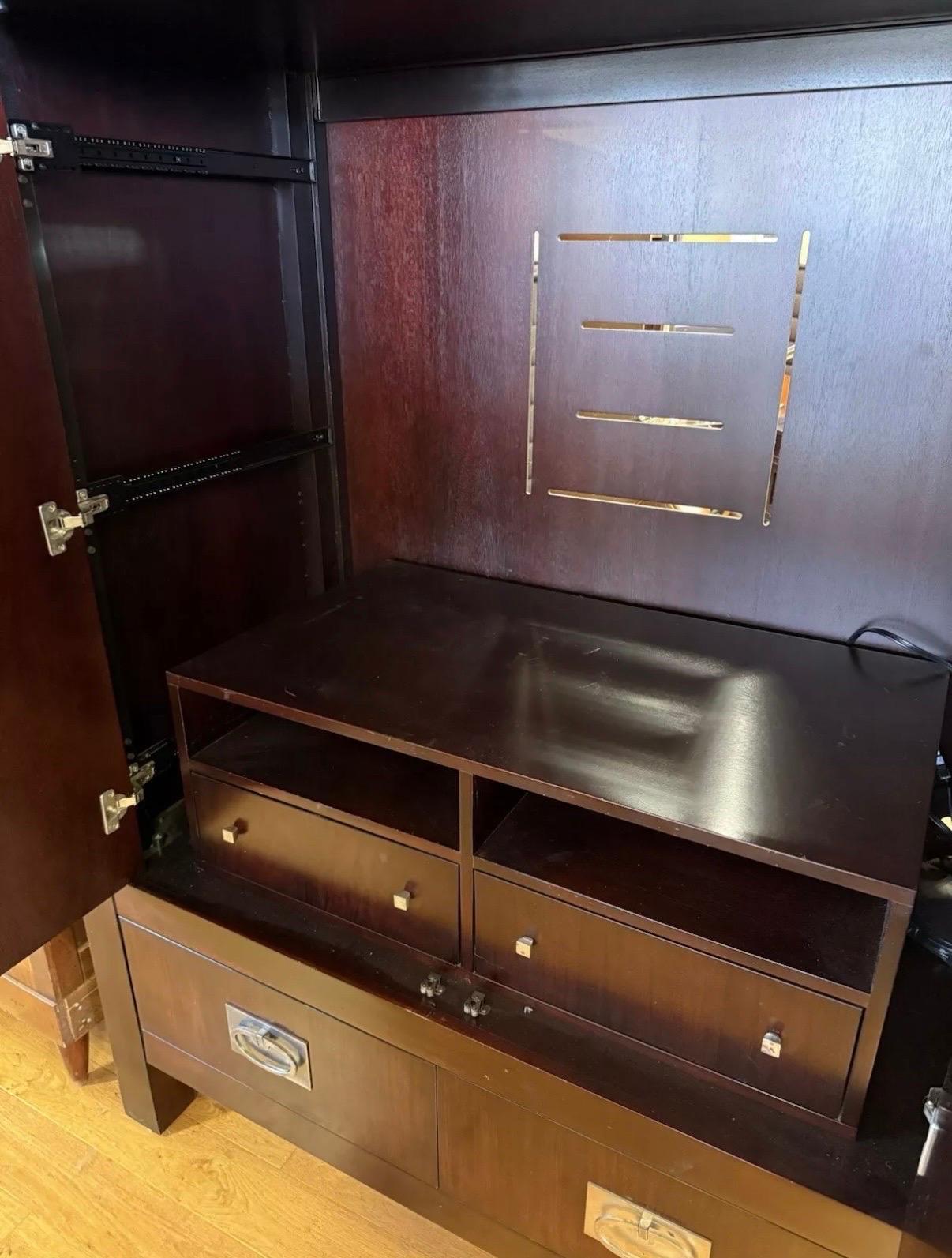 Silla Hickory Mueble diseñado por Thomas O'Brien Armario grande para medios de comunicación Estadounidense en venta