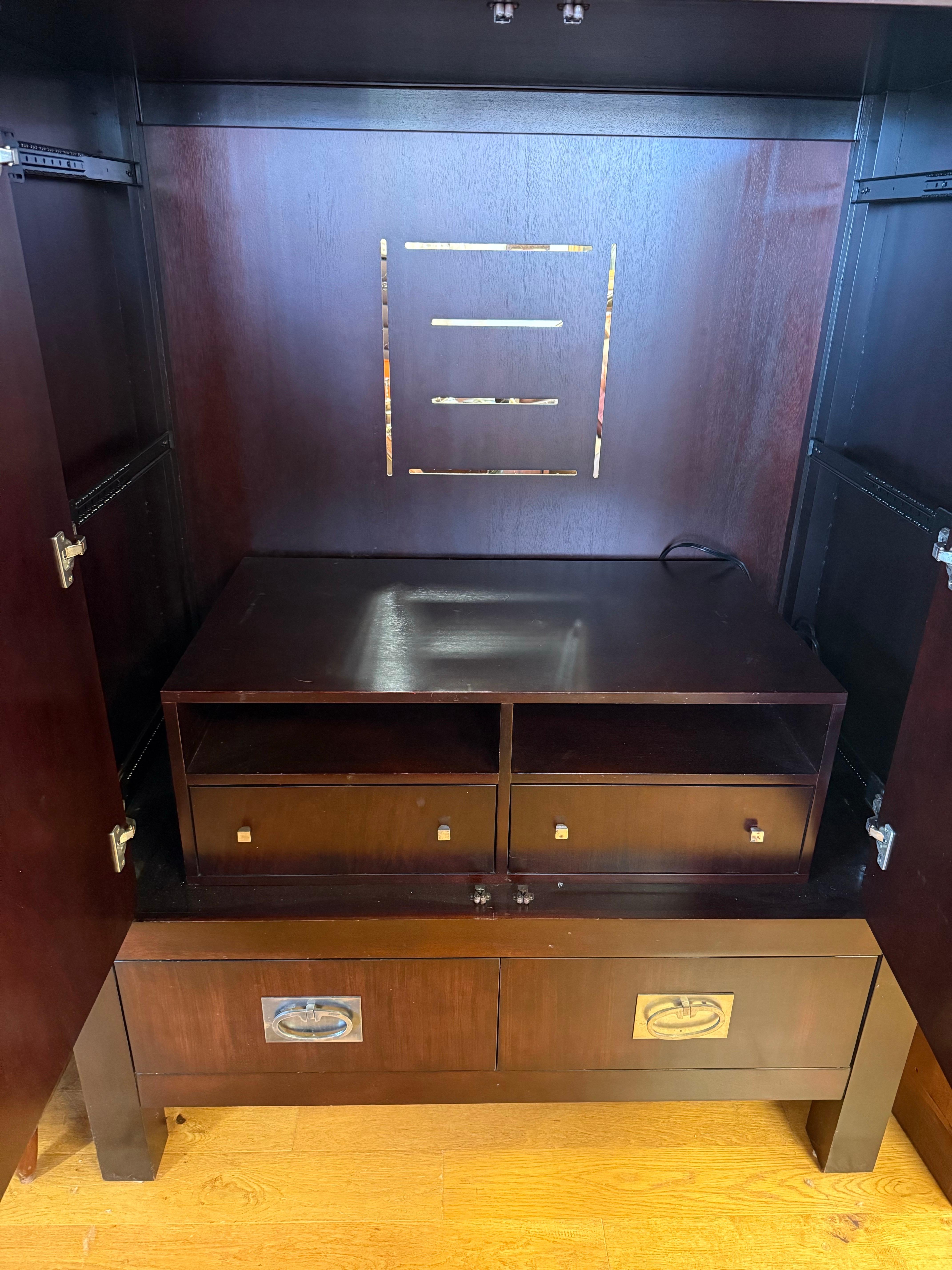 Hickory Chair Furniture Entworfen von Thomas O'Brien Großer Medienschrank Armoire im Zustand „Gut“ in West Hartford, CT