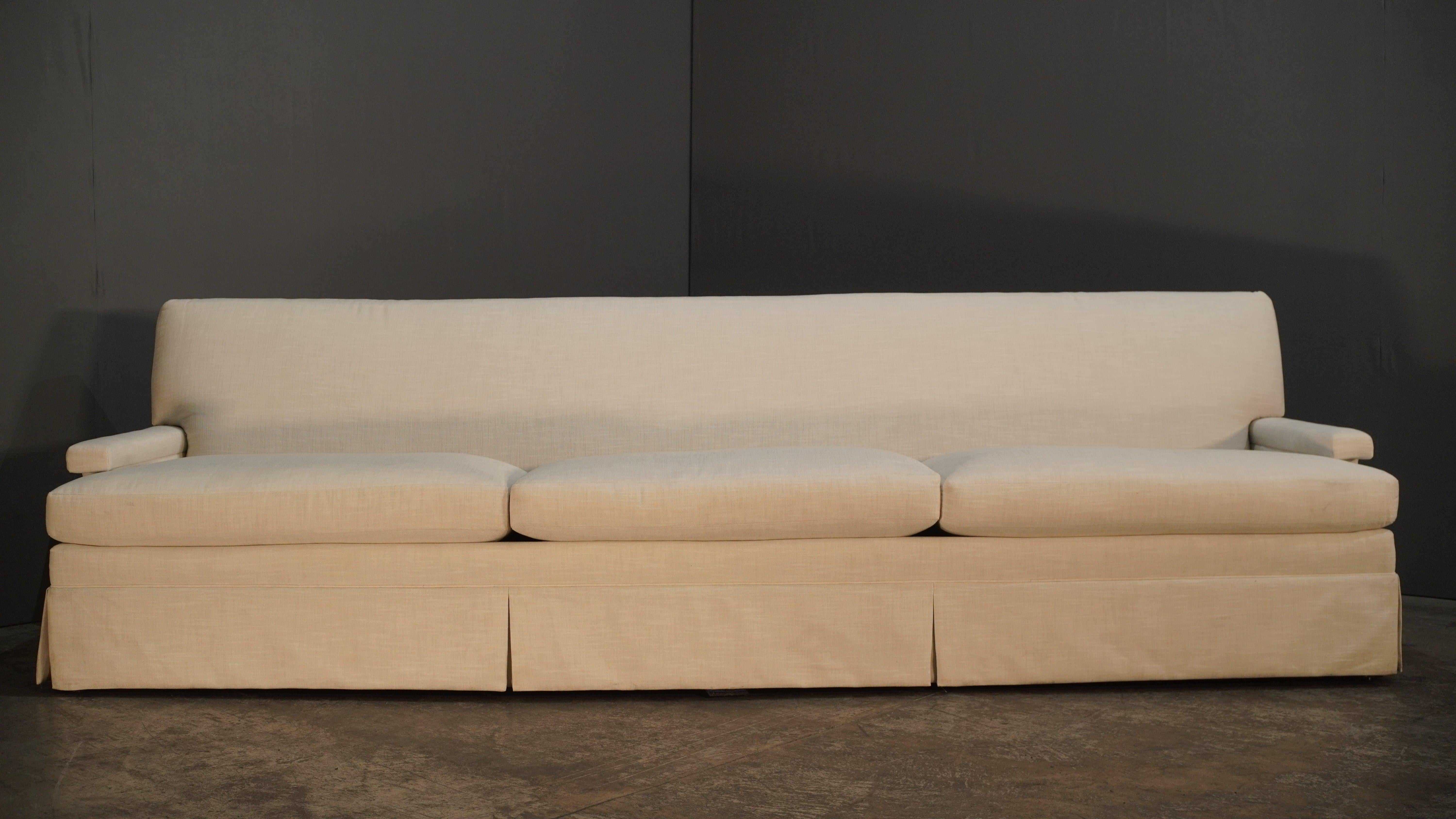 Hickory Chair Furniture Macdonald Skirted Large Sofa In Good Condition In Basildon, London