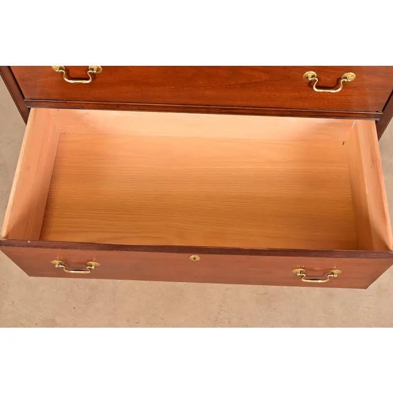 Hickory-Stuhl georgianisch geschnitzt Mahagoni Highboy Kommode (Messing) im Angebot