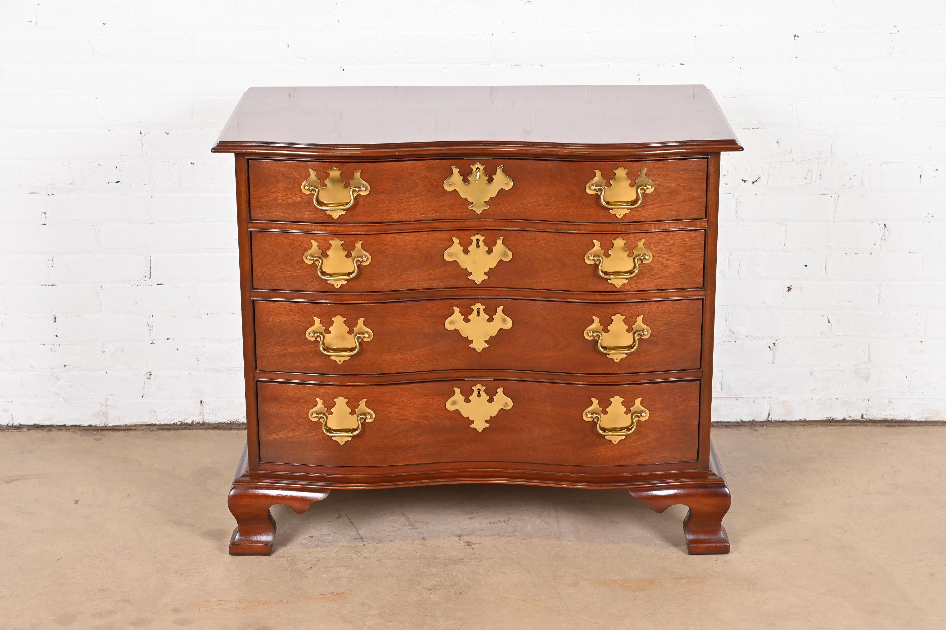 American Hickory Chair Georgian Solid Mahogany Serpentine Front Chest of Drawers For Sale