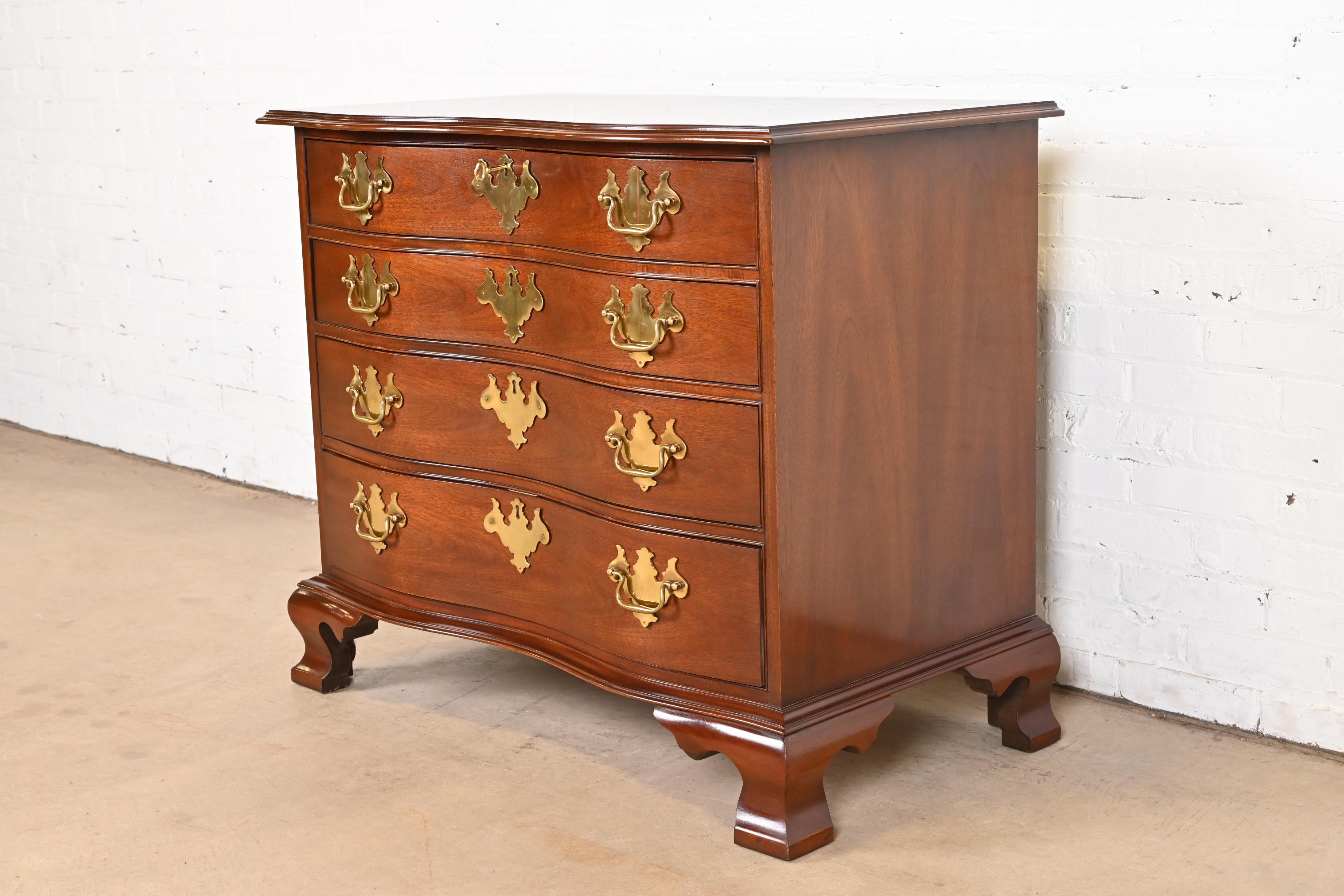Hickory Chair Georgian Solid Mahogany Serpentine Front Chest of Drawers In Good Condition For Sale In South Bend, IN
