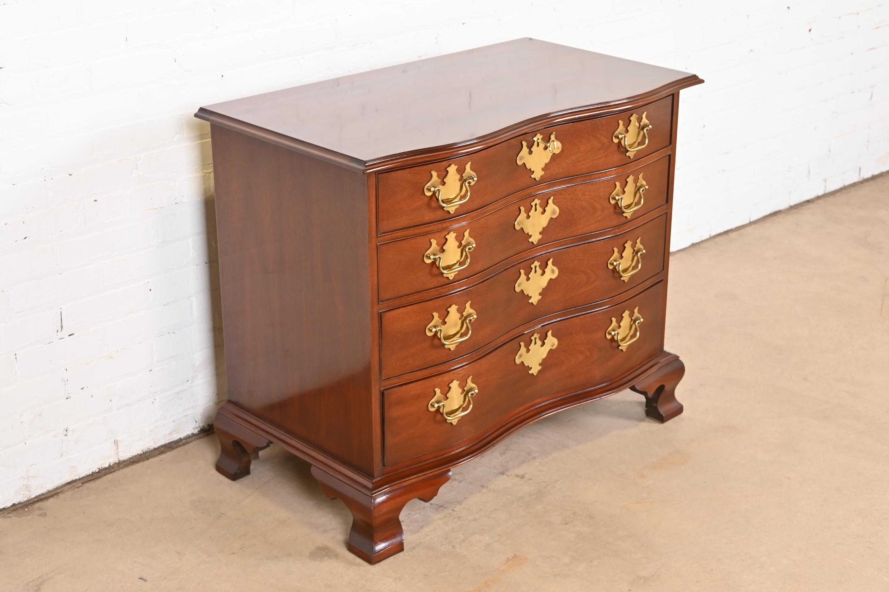 Hickory Chair Georgian Solid Mahogany Serpentine Front Chest of Drawers For Sale 1