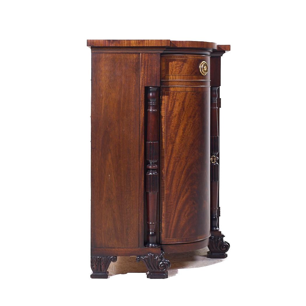 Americano Sedia Hickory intarsiata in mogano e ottone Credenza Buffet in vendita