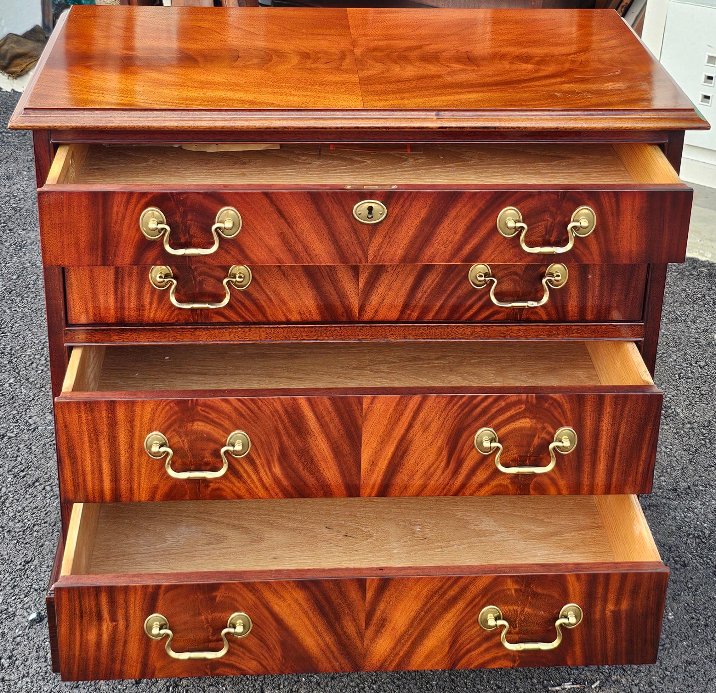 Hickory Chair James River Collection'S Cassettiera in mogano in vendita 3