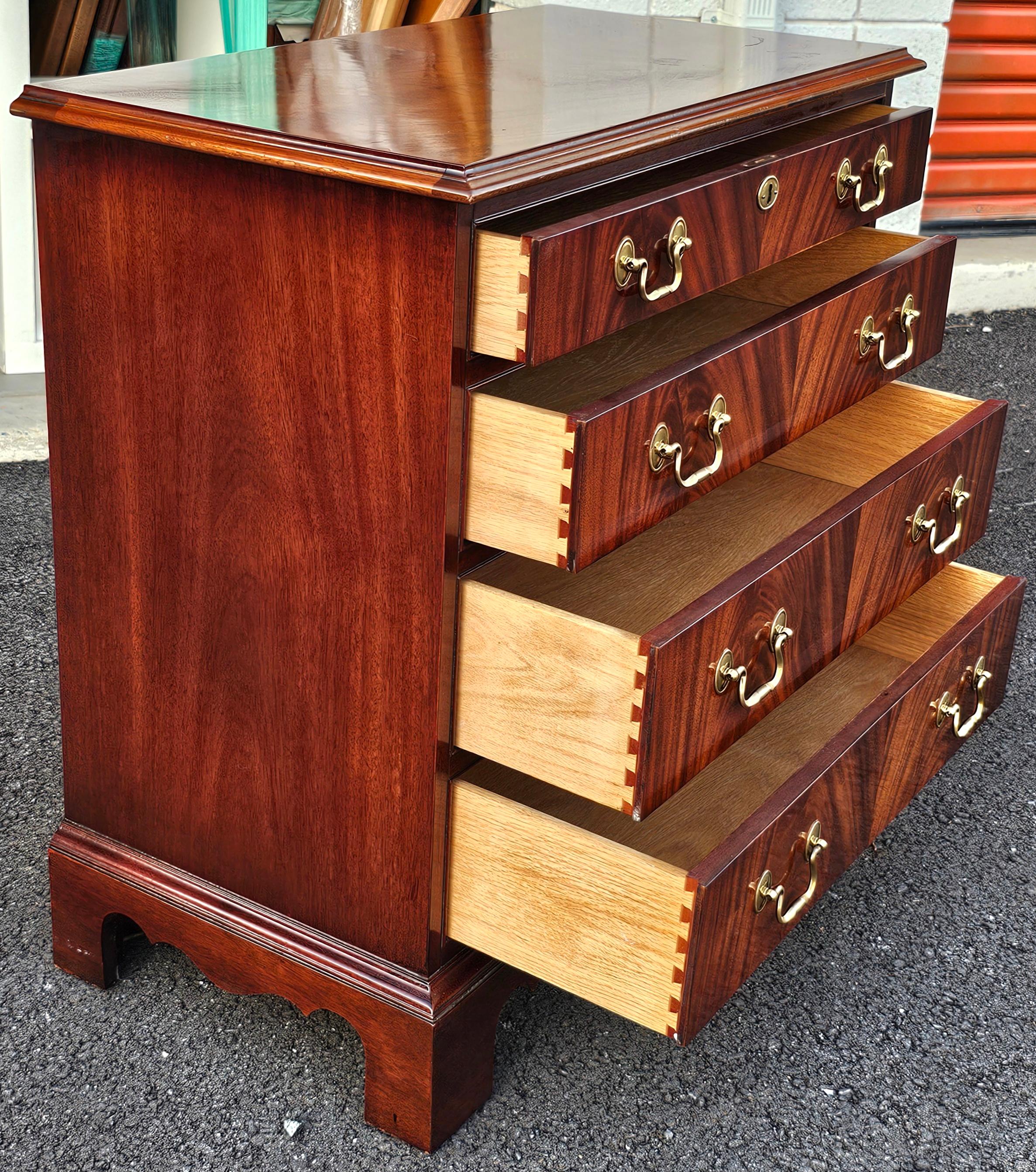 Hickory Chair James River Collection'S Cassettiera in mogano in vendita 4