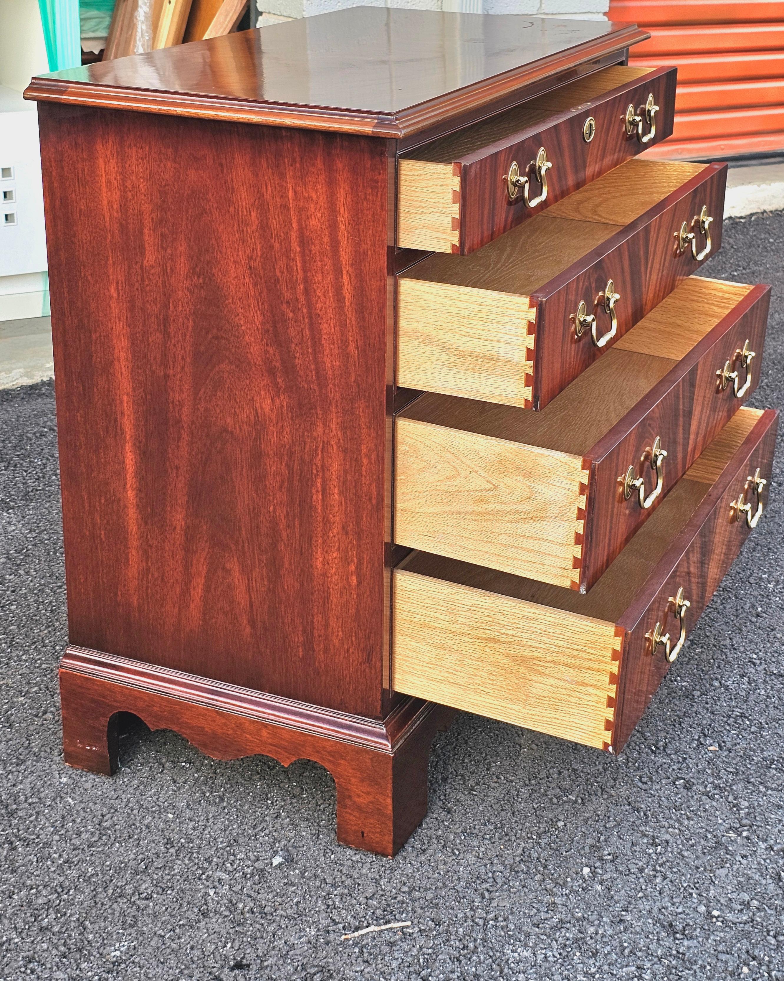  Cassettiera da scapolo in mogano a quattro cassetti in stile Chippendale della fine del XX secolo, Hickory James River Plantation Collectional.
Cassetti che si aprono e si chiudono in modo impeccabile con incastri a coda di rondine. Pulito
Misura