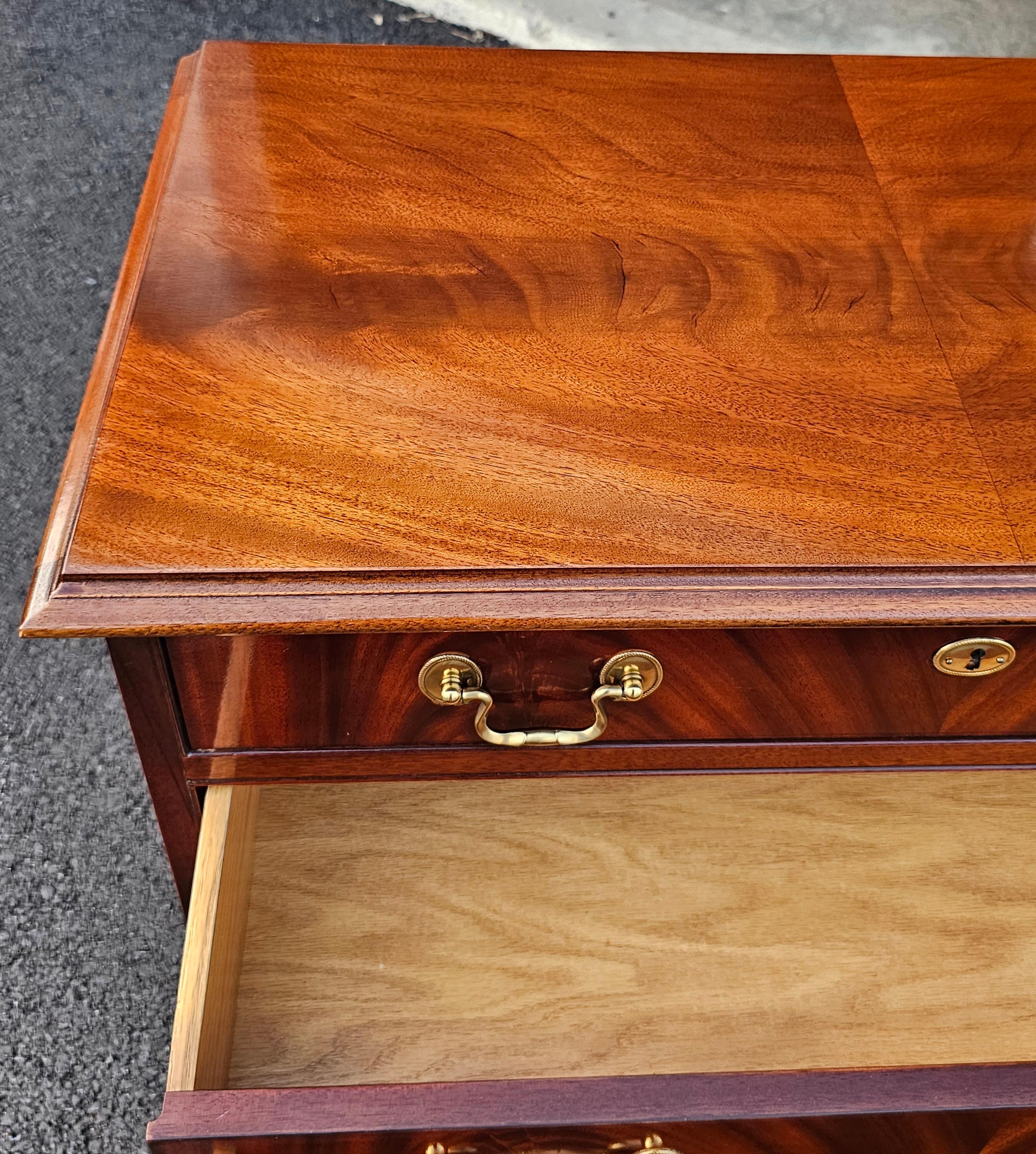 Chippendale Hickory Chair James River Collection'S Cassettiera in mogano in vendita