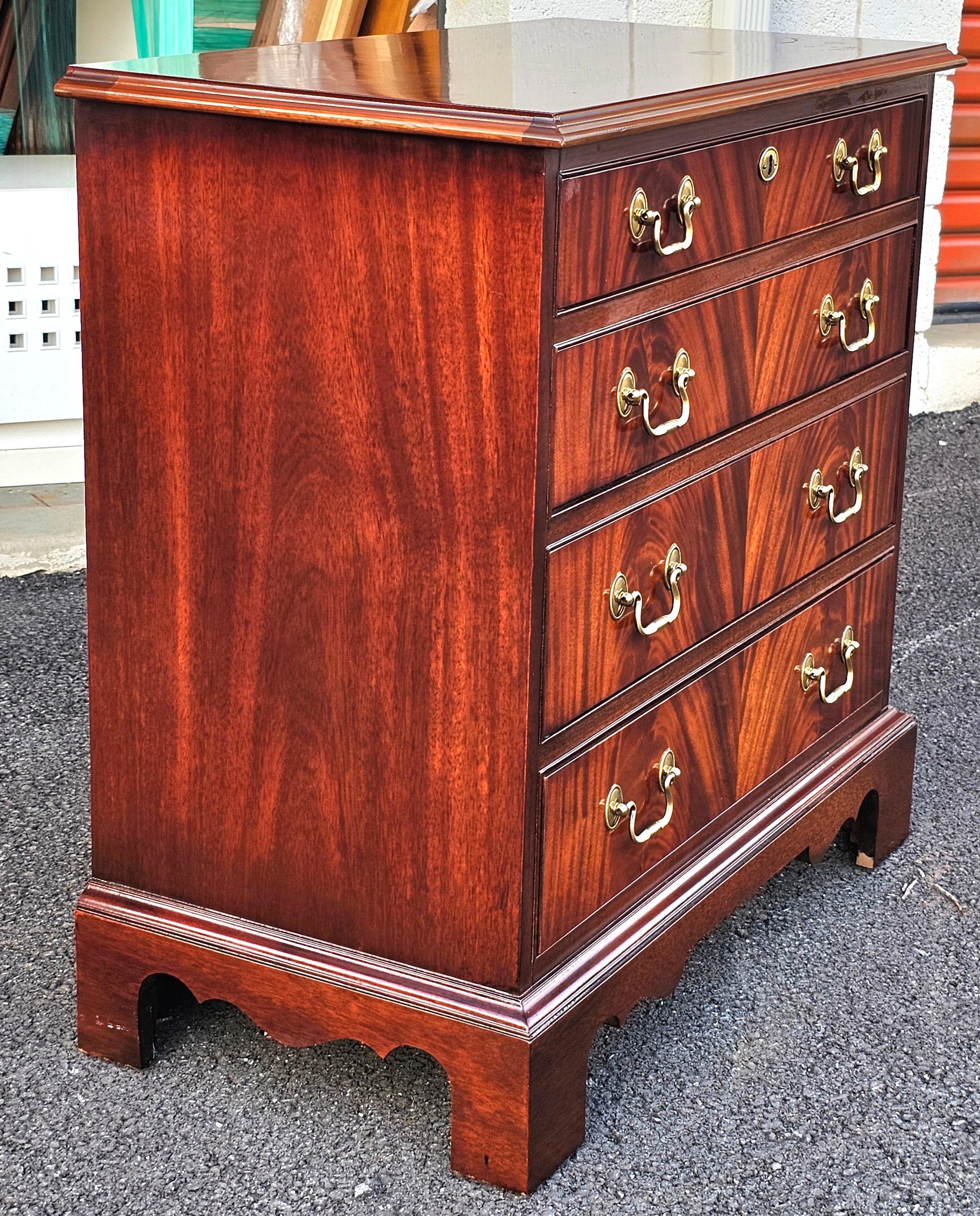 Sconosciuto Hickory Chair James River Collection'S Cassettiera in mogano in vendita