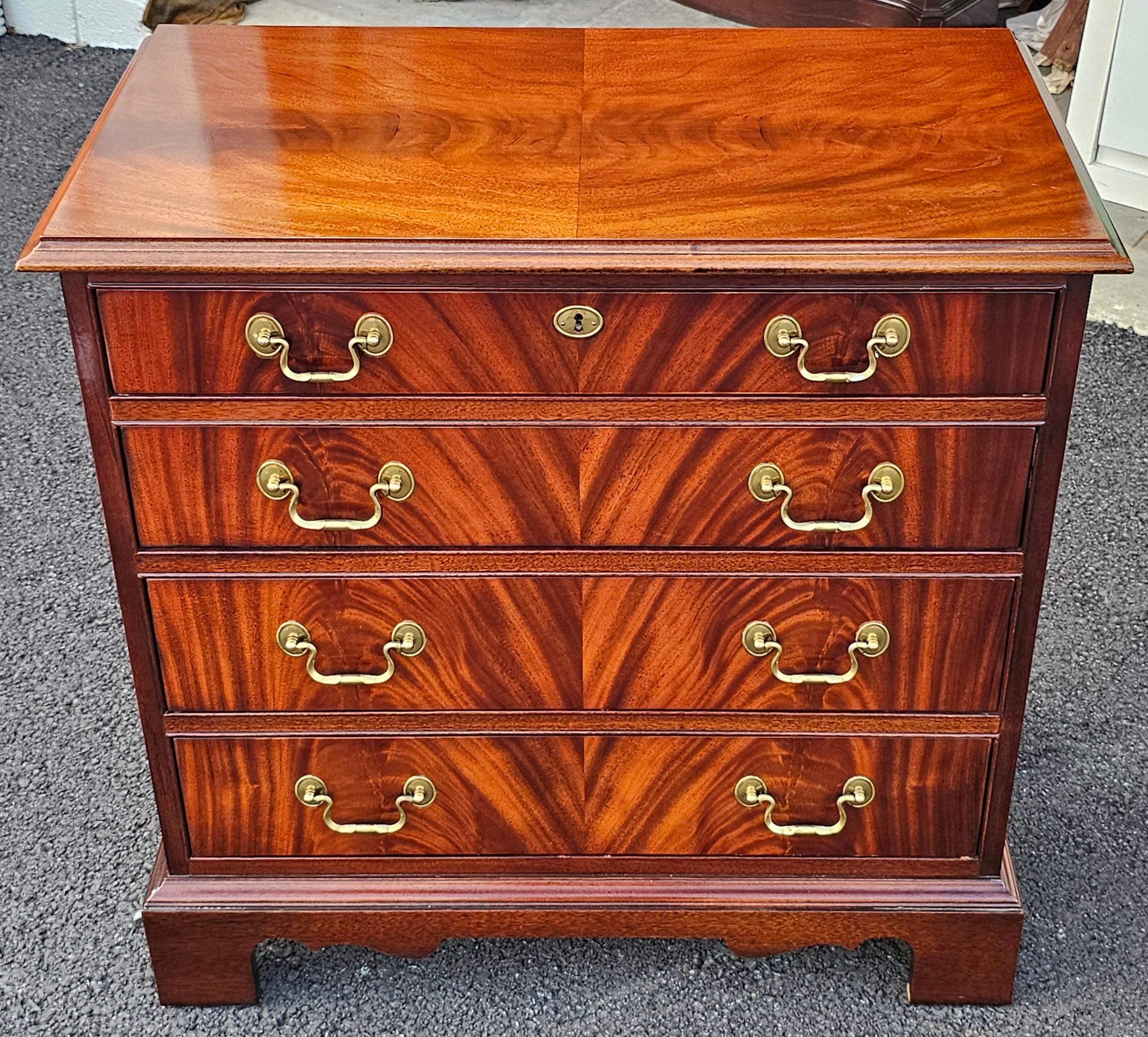 Hickory Chair James River Collection'S Cassettiera in mogano In condizioni buone in vendita a Germantown, MD
