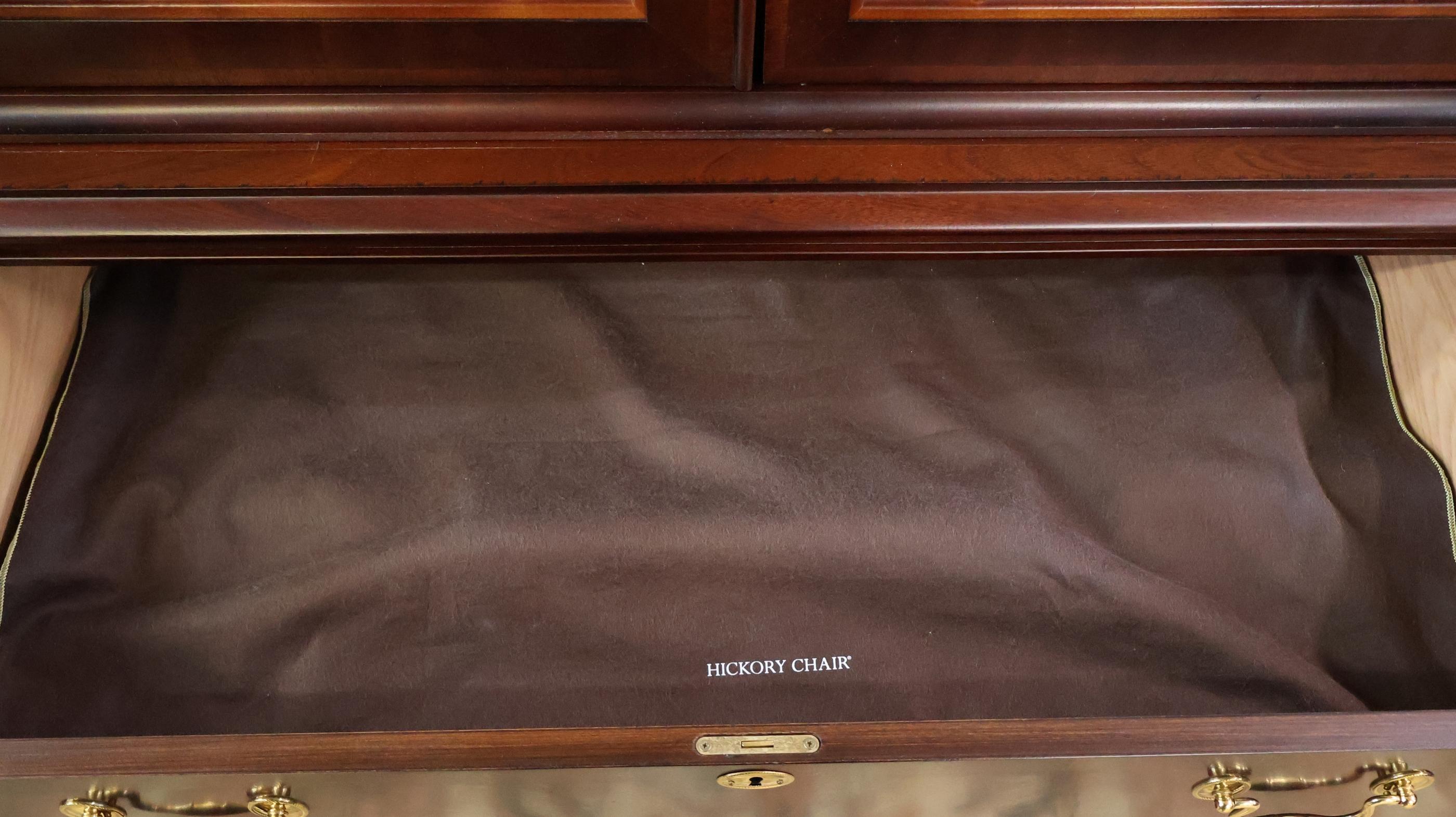 Sedia Hickory Mogano a fasce Collection'S James River Armadio Portafoglio Breakfront in vendita 5