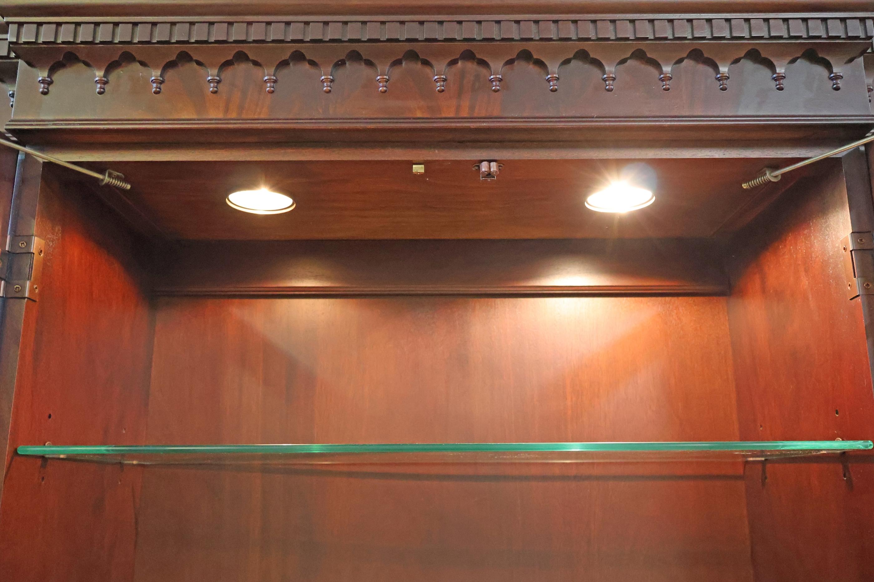 Regency Sedia Hickory Mogano a fasce Collection'S James River Armadio Portafoglio Breakfront in vendita