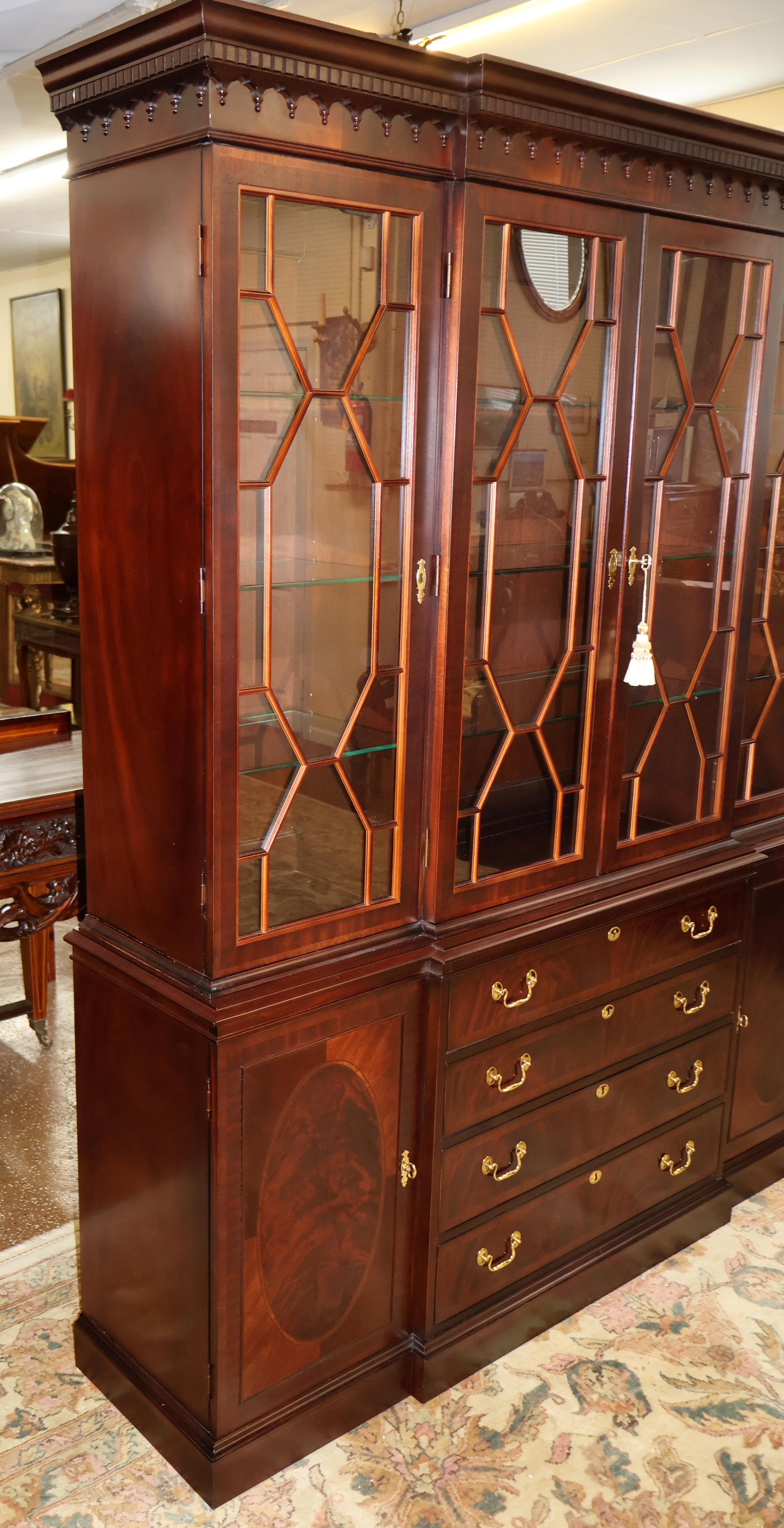 Sedia Hickory Mogano a fasce Collection'S James River Armadio Portafoglio Breakfront in vendita 1