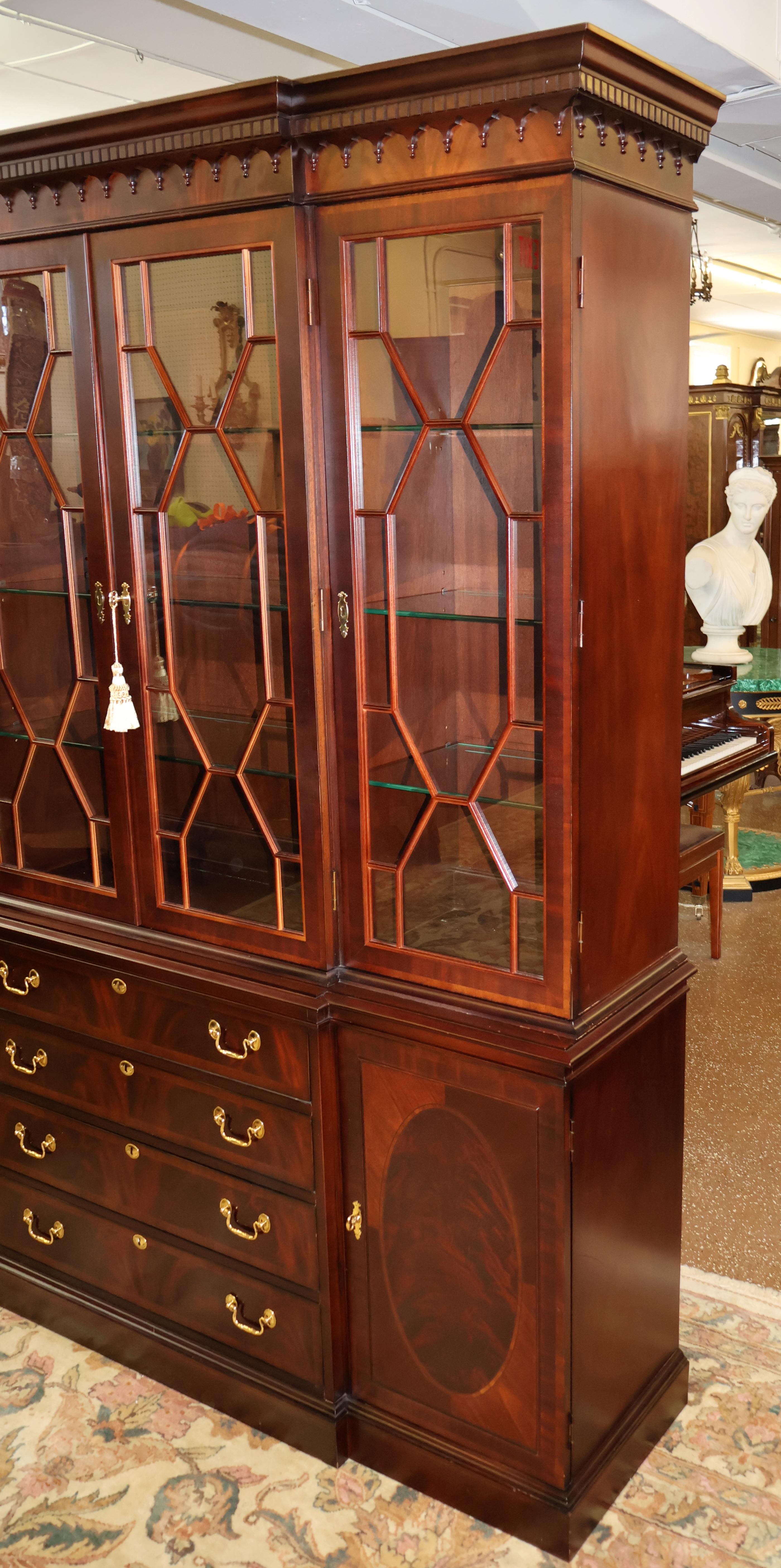 Sedia Hickory Mogano a fasce Collection'S James River Armadio Portafoglio Breakfront in vendita 2