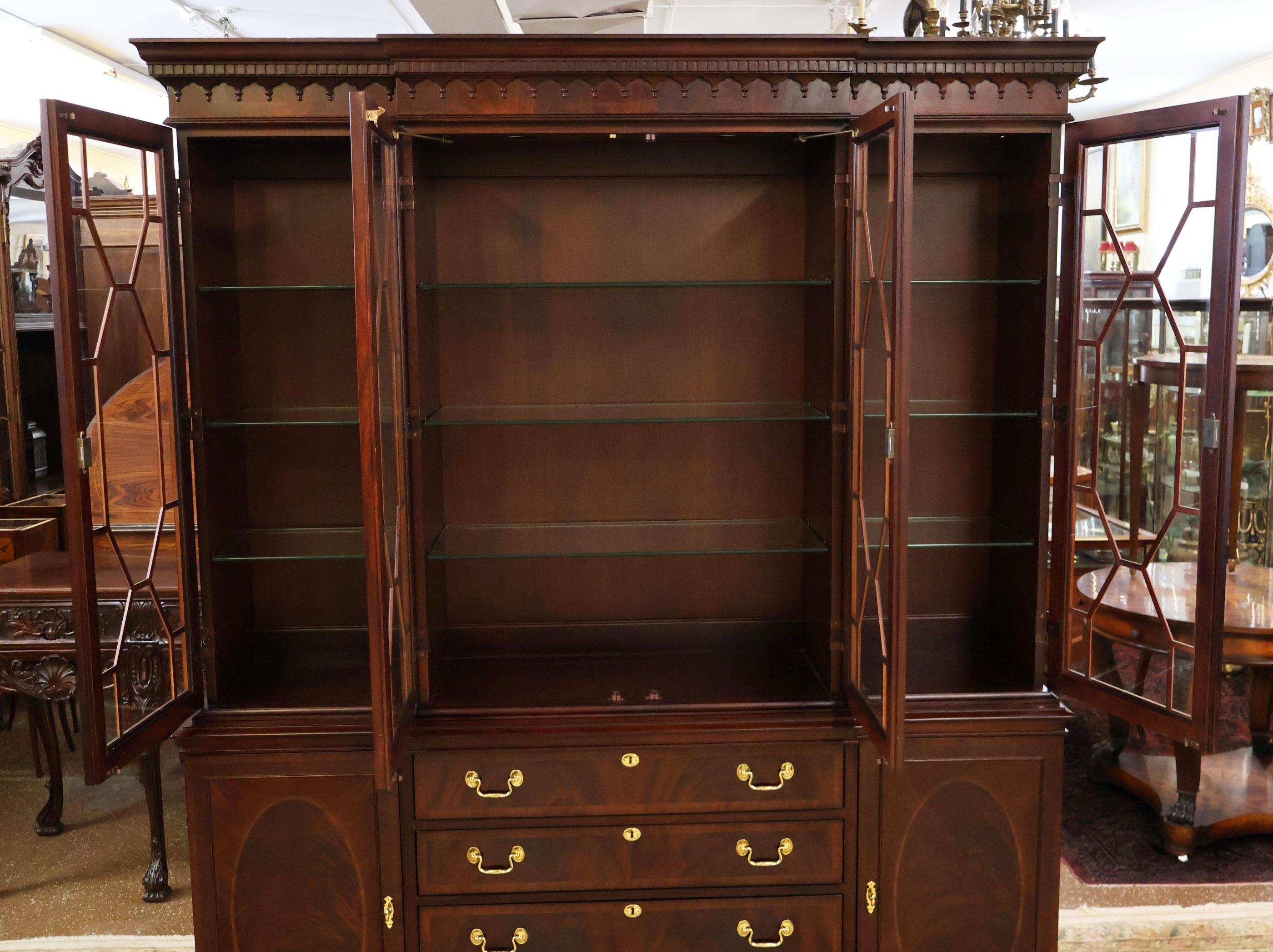 Sedia Hickory Mogano a fasce Collection'S James River Armadio Portafoglio Breakfront in vendita 3