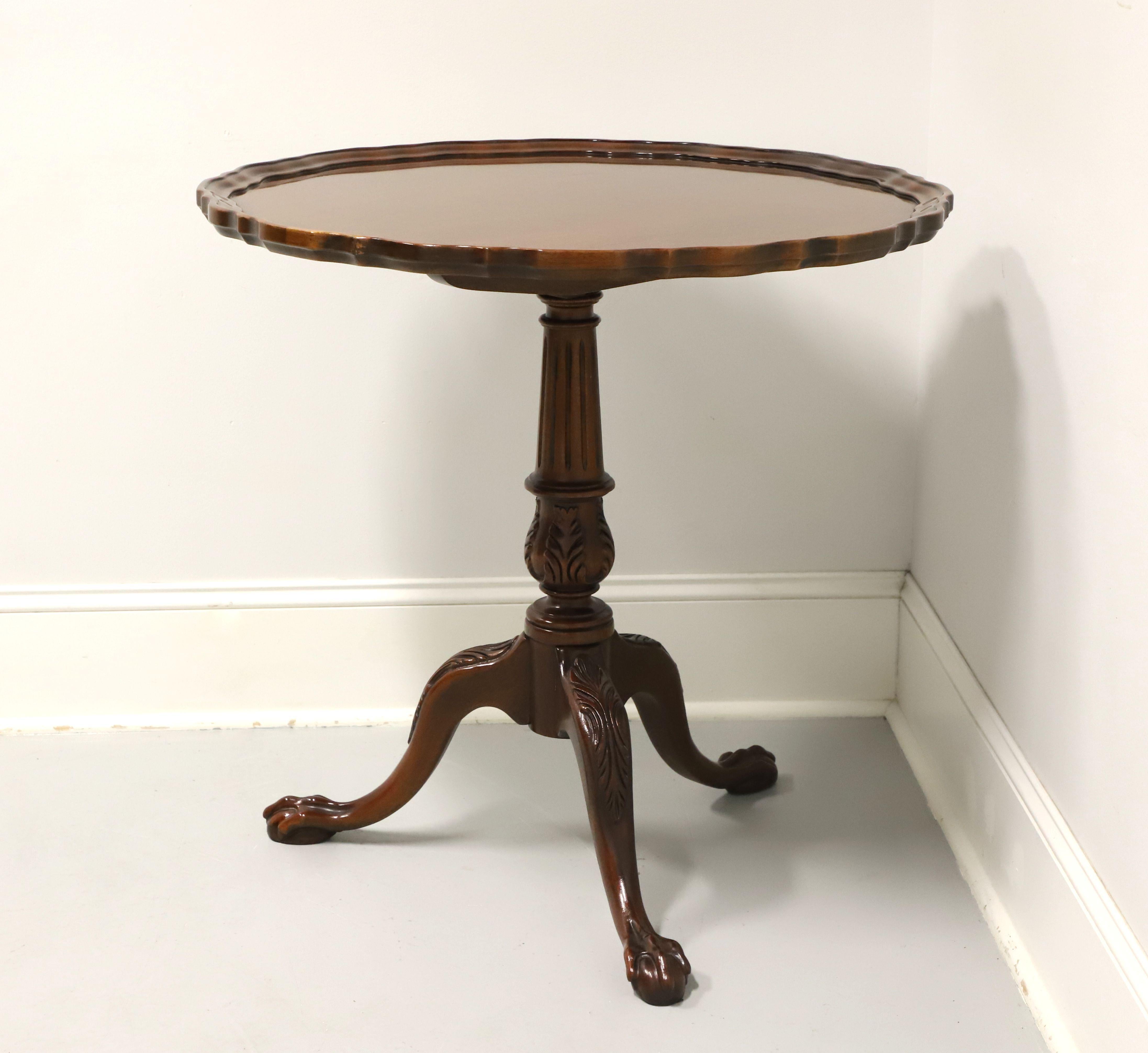 HICKORY CHAIR Mahogany Chippendale Tilt-Top Pie Crust Table In Good Condition For Sale In Charlotte, NC