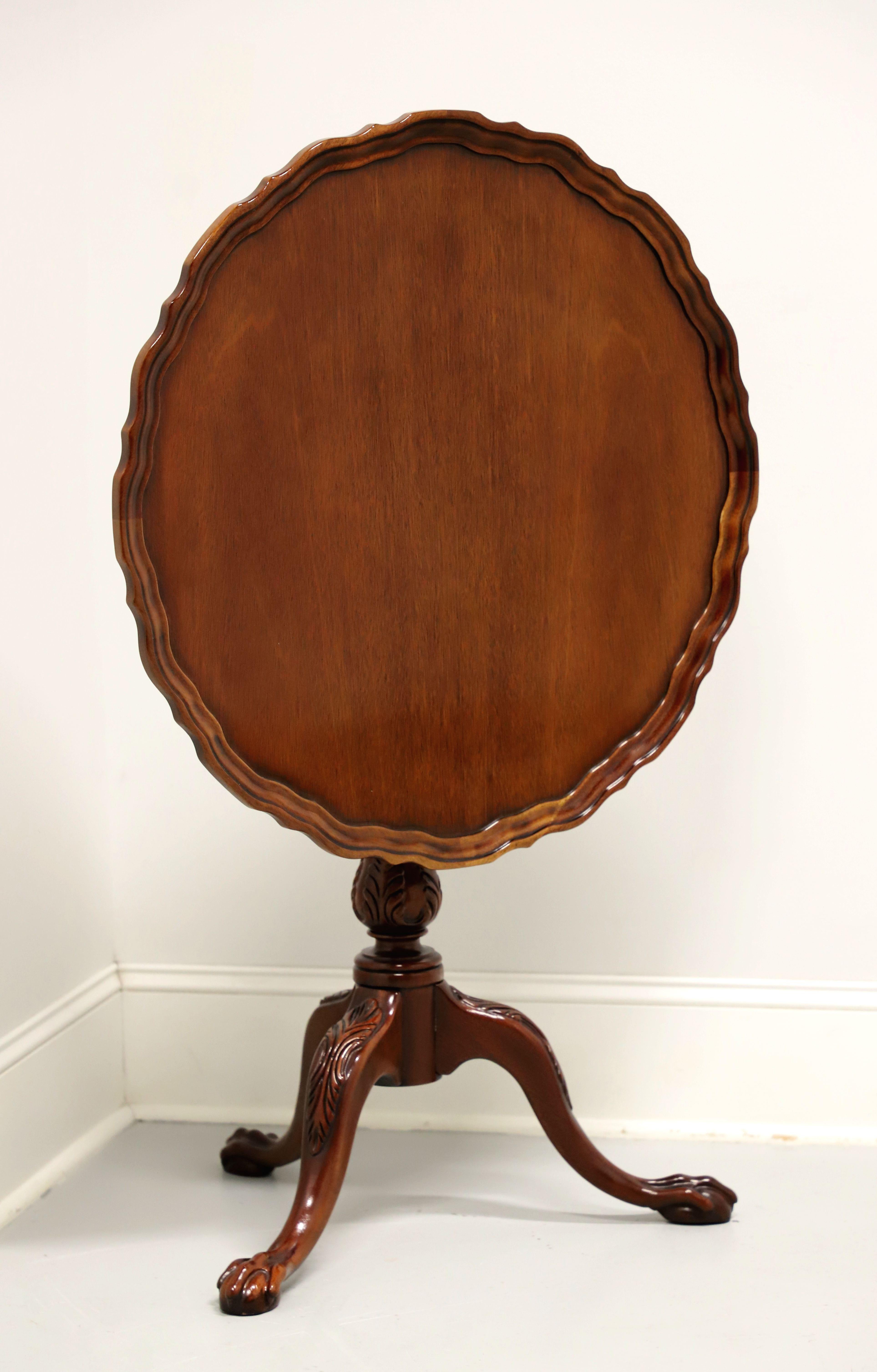 HICKORY CHAIR Mahogany Chippendale Tilt-Top Pie Crust Table In Good Condition For Sale In Charlotte, NC
