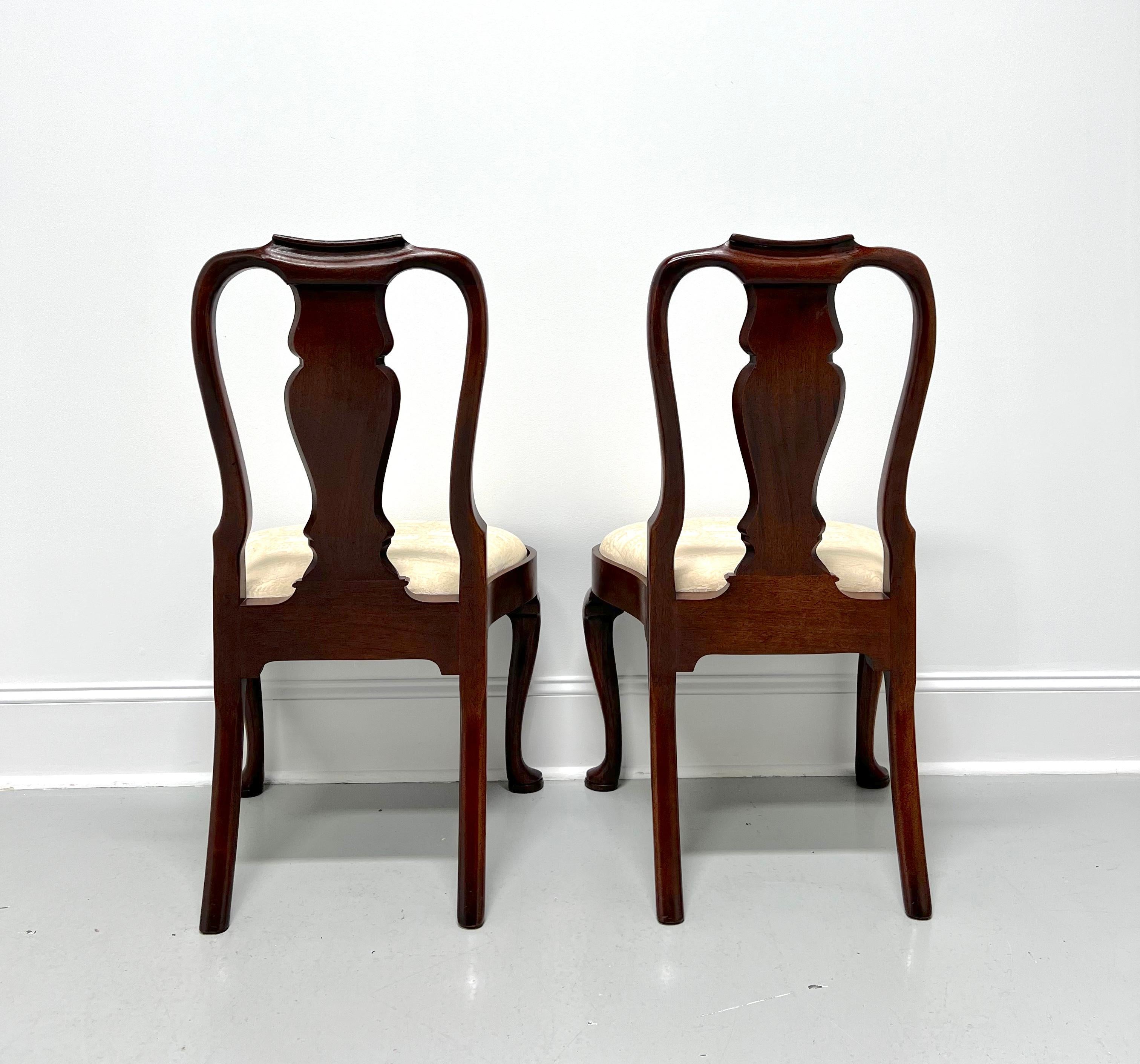 HICKORY CHAIR Mahogany Queen Anne Dining Side Chairs - Pair In Good Condition For Sale In Charlotte, NC