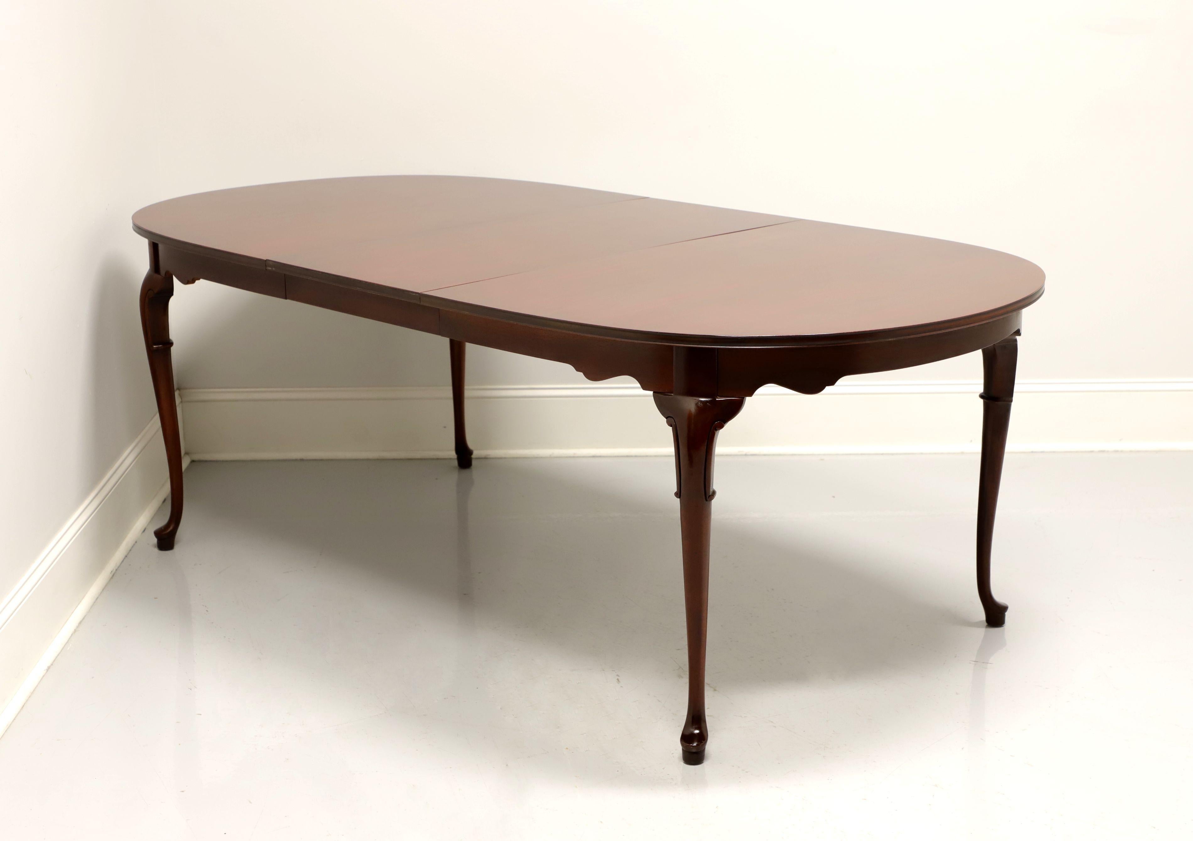 HICKORY CHAIR Mahogany Queen Anne Dining Table In Good Condition In Charlotte, NC
