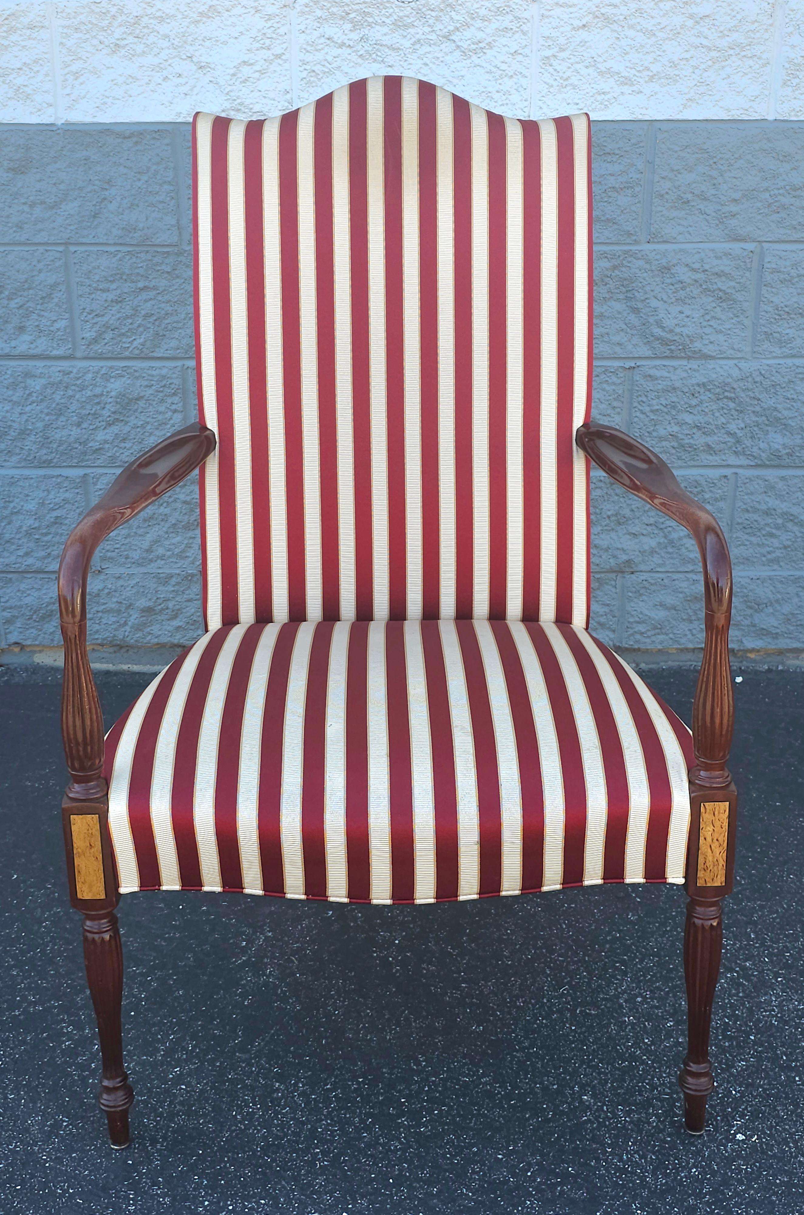 Hickory-Stuhl Martha Washington, Mahagoni, gepolsterte offene Sessel, Paar im Angebot 1